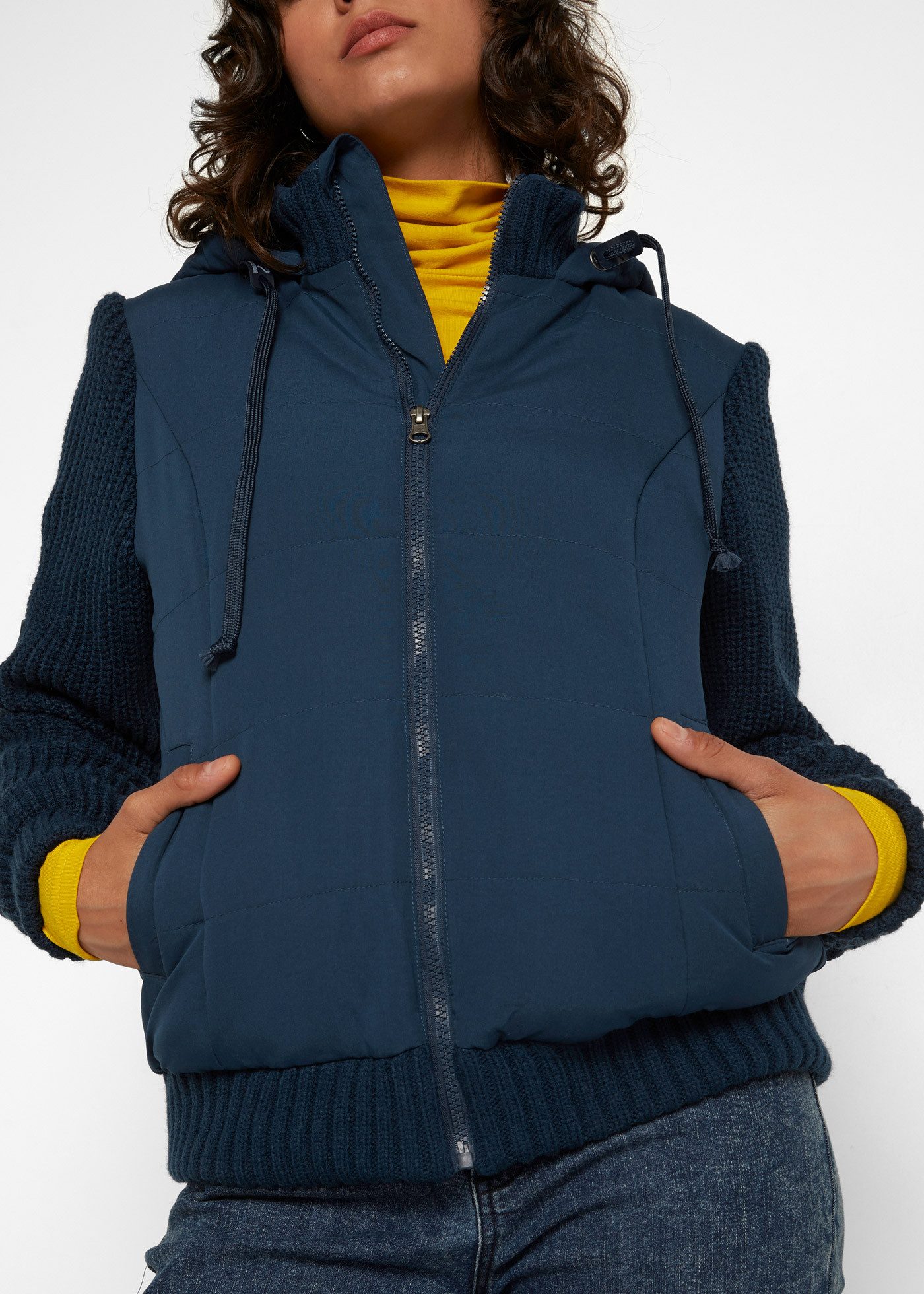 bonprix Kurzjacke figurumspielende Passform, mit Strickärmeln und Kapuze