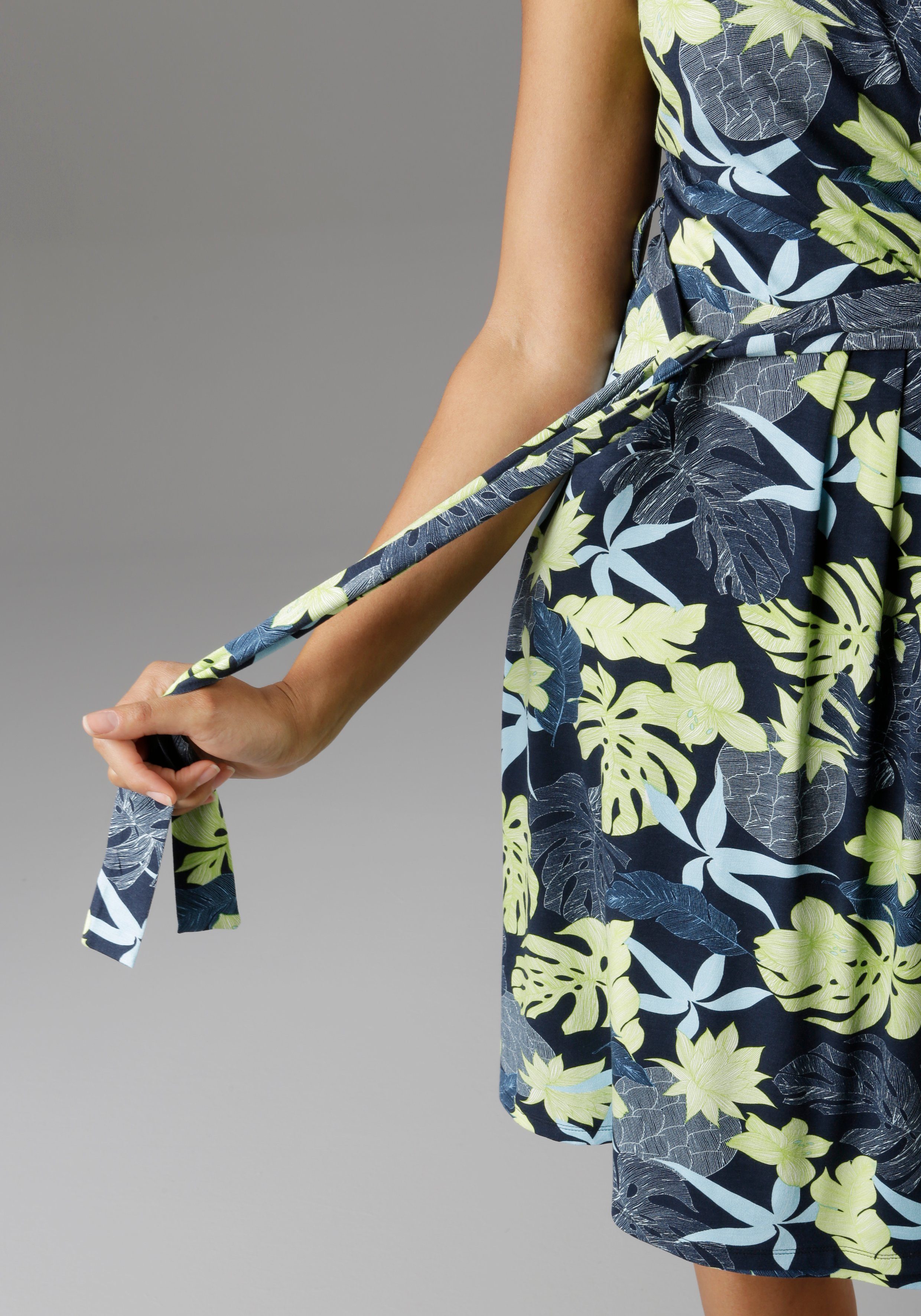 Aniston SELECTED Sommerkleid in modischen Farben. € 49,99