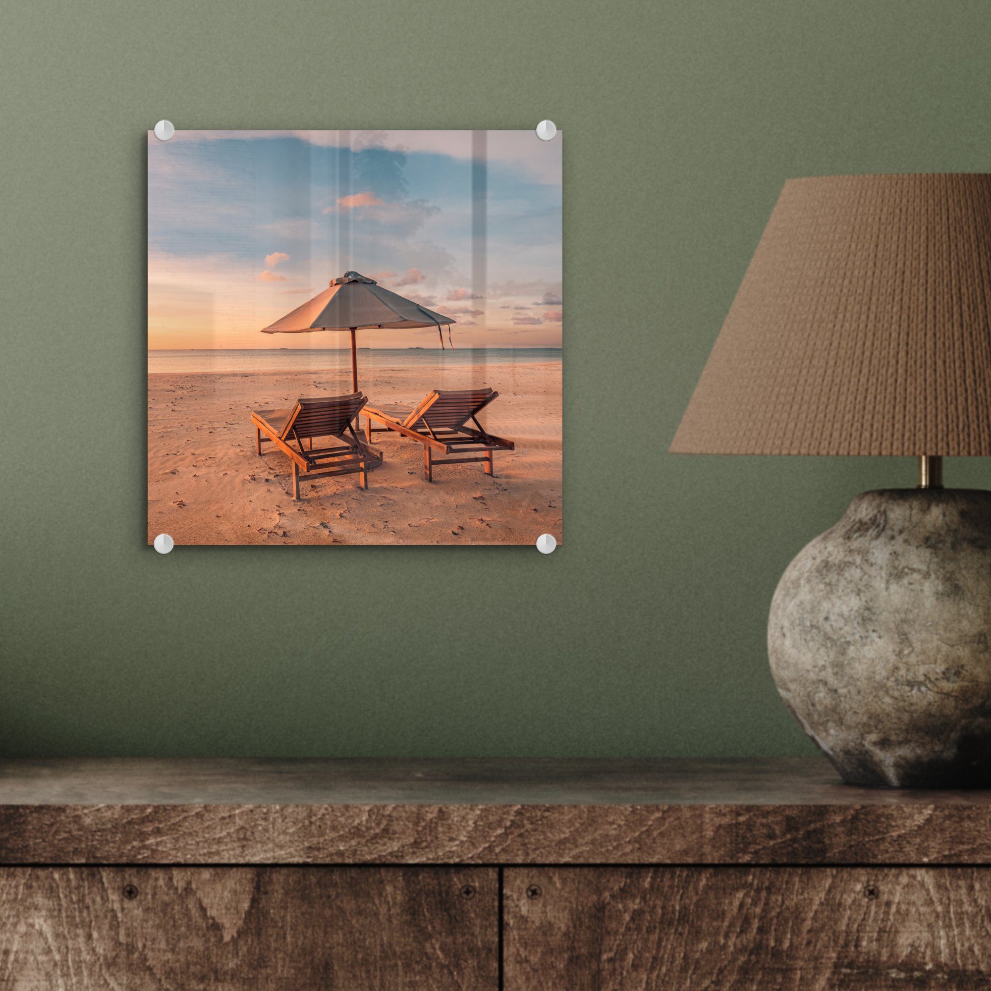 Strand - auf Sonnenliege Acrylglasbild - - St), - Sonnenschirm, (1 Wanddekoration Wandbild Glasbilder Bilder MuchoWow auf Foto - Glas Glas