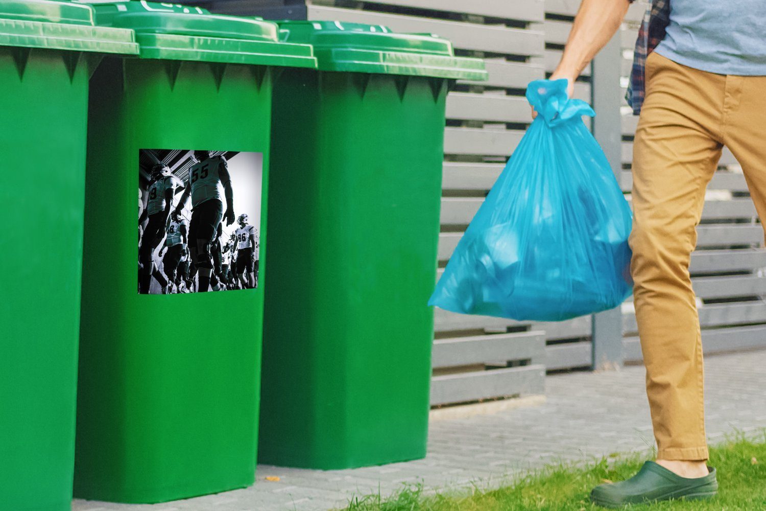 MuchoWow Wandsticker Abfalbehälter (1 Mülleimer-aufkleber, Mülltonne, ein American-Football-Mannschaft betritt Sticker, Container, Stadion St)