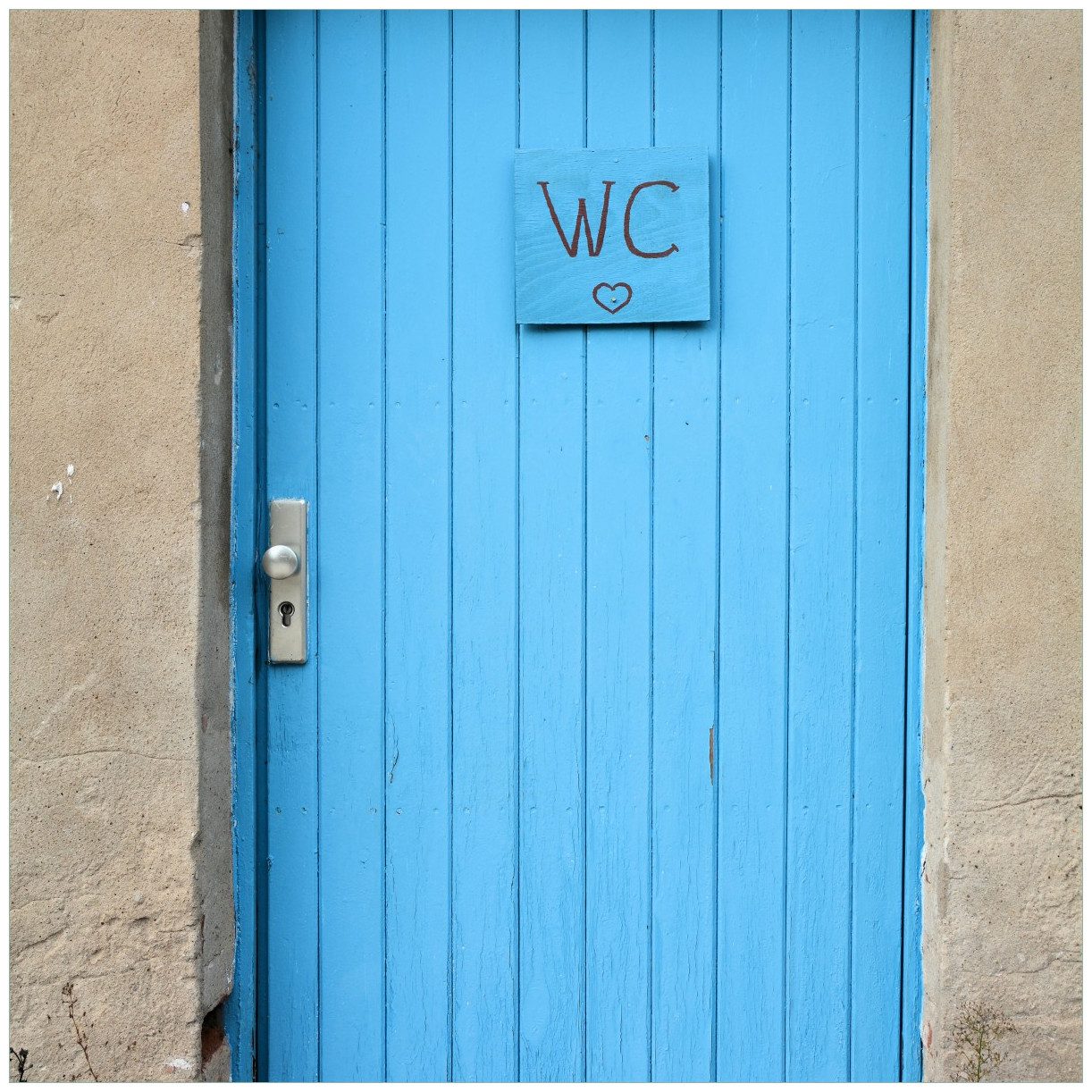 Wallario Tischplatte Blaue Tür einer Toilette in einer verlassenen Fabrik in Magdeburg (1 St), für Ikea Lack Tisch geeignet