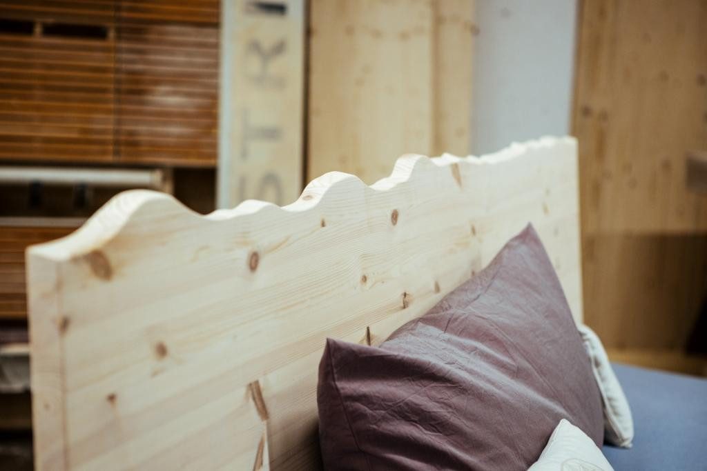 geborgenschlafen Massivholzbett aus Zirbenholz, Naturbett - Zirbenholzbett naturbelassen (Holzbett aus Zirbenholz), Wahlweise metallfrei oder metallarm - 100 % Handarbeit in Deutschland