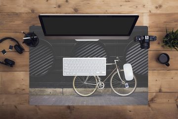 MuchoWow Gaming Mauspad Ein auf dem Bürgersteig abgestelltes Fahrrad (1-St), Büro für Tastatur und Maus, Mousepad Gaming, 90x60 cm, XXL, Großes