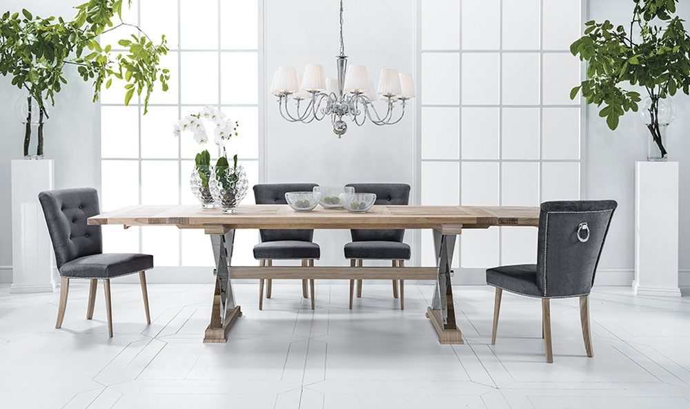 Essgruppe Holzset mit ausziehbarem Tisch und braunen Stühlen