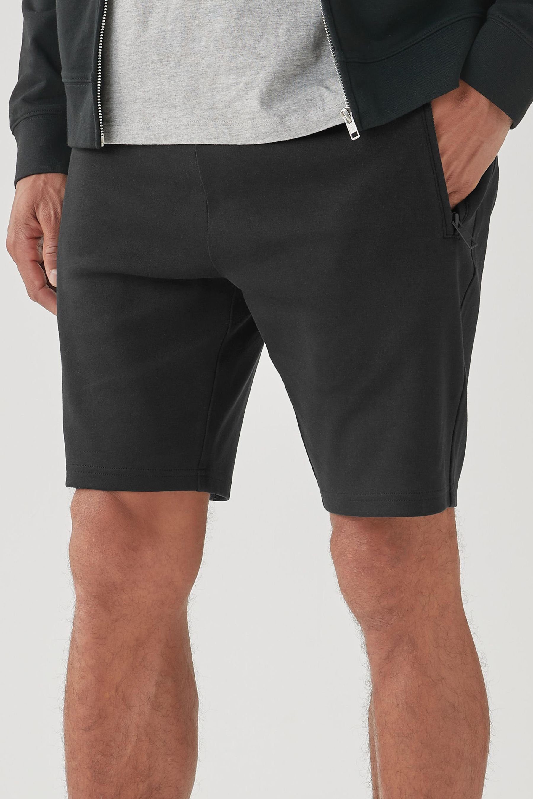 Next Sweatshorts Jersey-Shorts mit Reißverschlusstaschen-Slim Fit (1-tlg) Black
