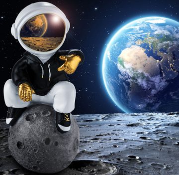 BRUBAKER Dekofigur Astronaut sitzt auf dem Mond in cooler Pose - 24 cm Weltraum Figur (Deko Raumfahrt Skulptur, 1 St., Gold, Schwarz und Weiß), Handbemalte Statue mit verchromtem Helm und schwarzem Hoodie