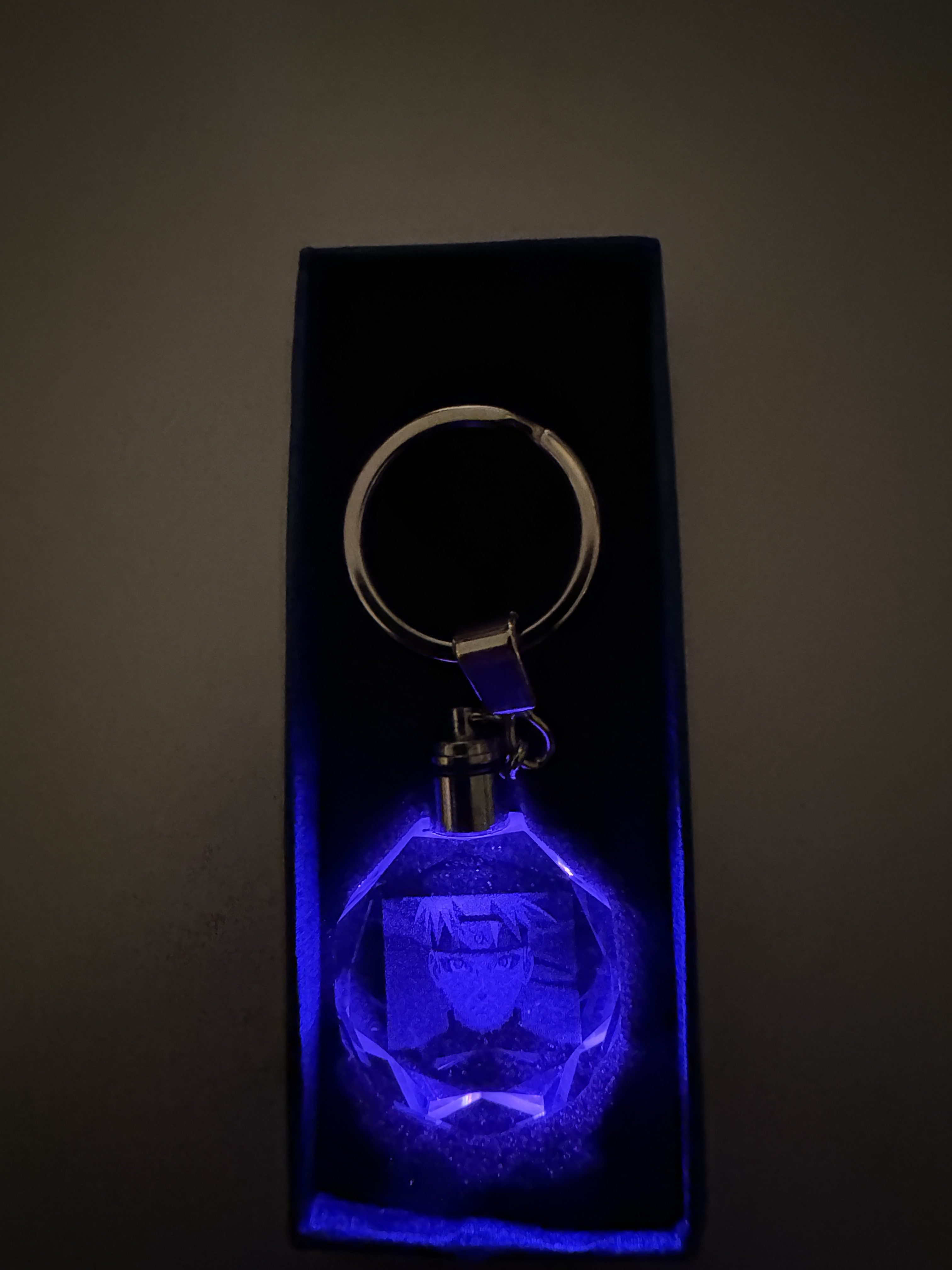 Stelby Schlüsselanhänger NarutoMulticolor Schlüsselanhänger mit Geschenkbox (Perfekt für Geburtstage und Weihnachten, Robustes Glasmaterial, leuchtet in 5 Farben), Farbwechsel, langlebig, modernes Design