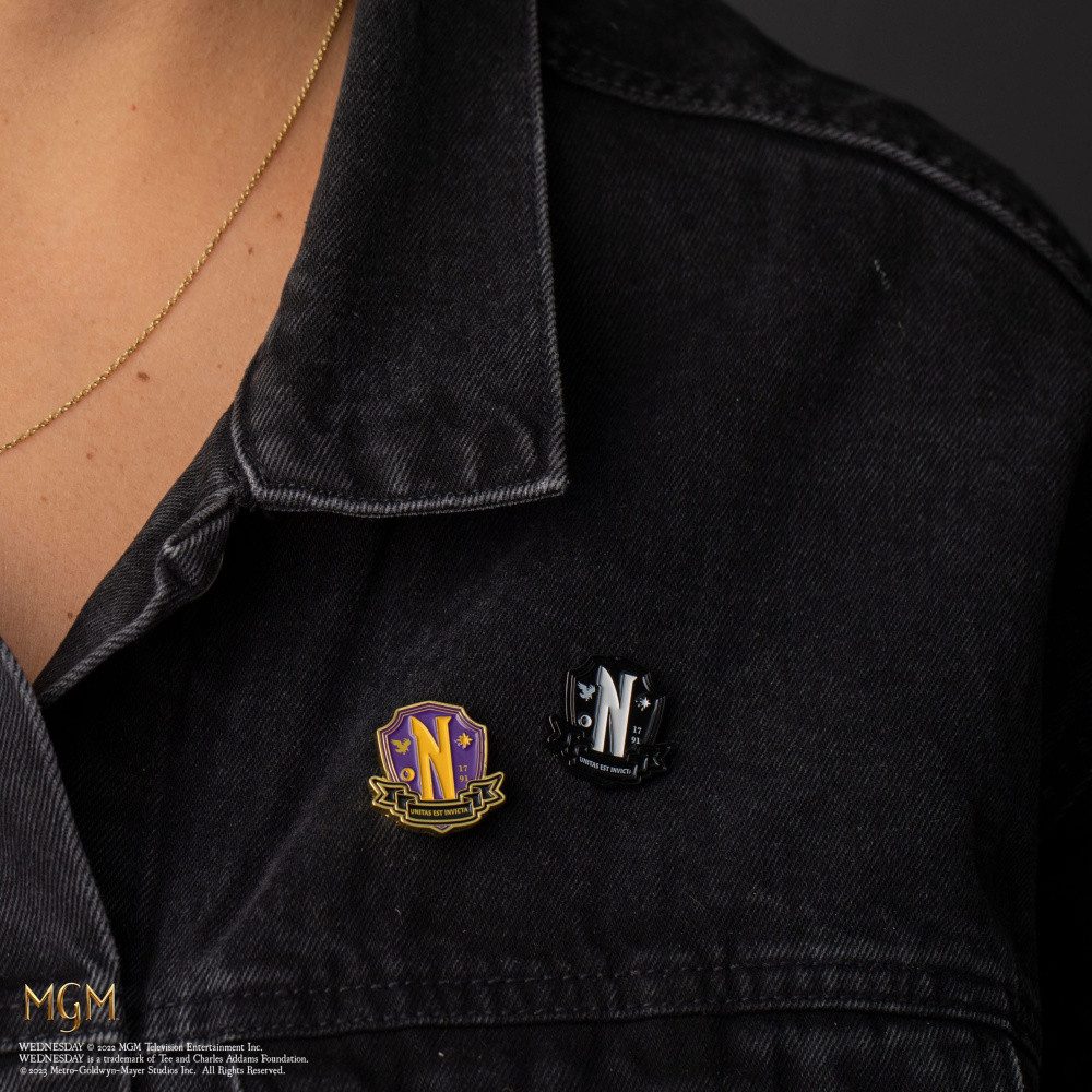 Cinereplicas Anstecknadel Wednesday Ansteck-Pins 2er-Pack Nevermore Academy