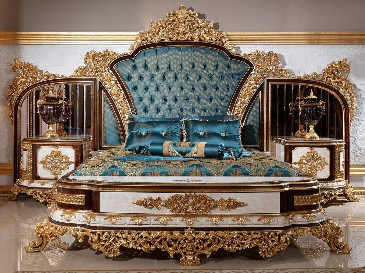Casa Padrino Bett Schlafzimmer Set Blau / Weiß / Braun / Gold - 1 Doppelbett mit Kopfteil & 2 Nachtkommoden - Schlafzimmer Меблі im Barockstil - Edel & Prunkvoll