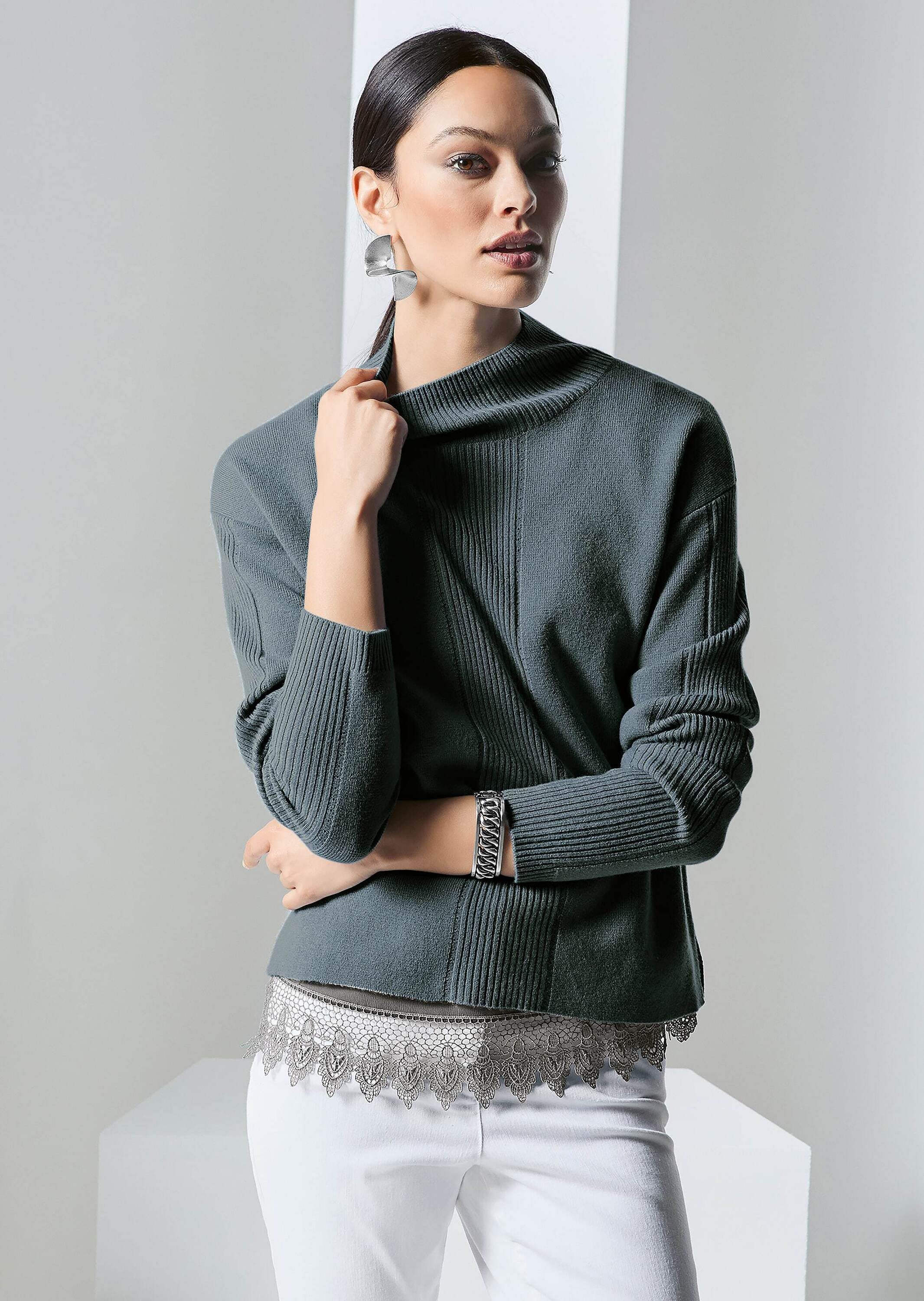 MADELEINE Strickpullover Kaschmir-Pullover mit Pointelle-Muster Pullover mit Stehkragen, überschnittene Schultern, Seitenschlitze