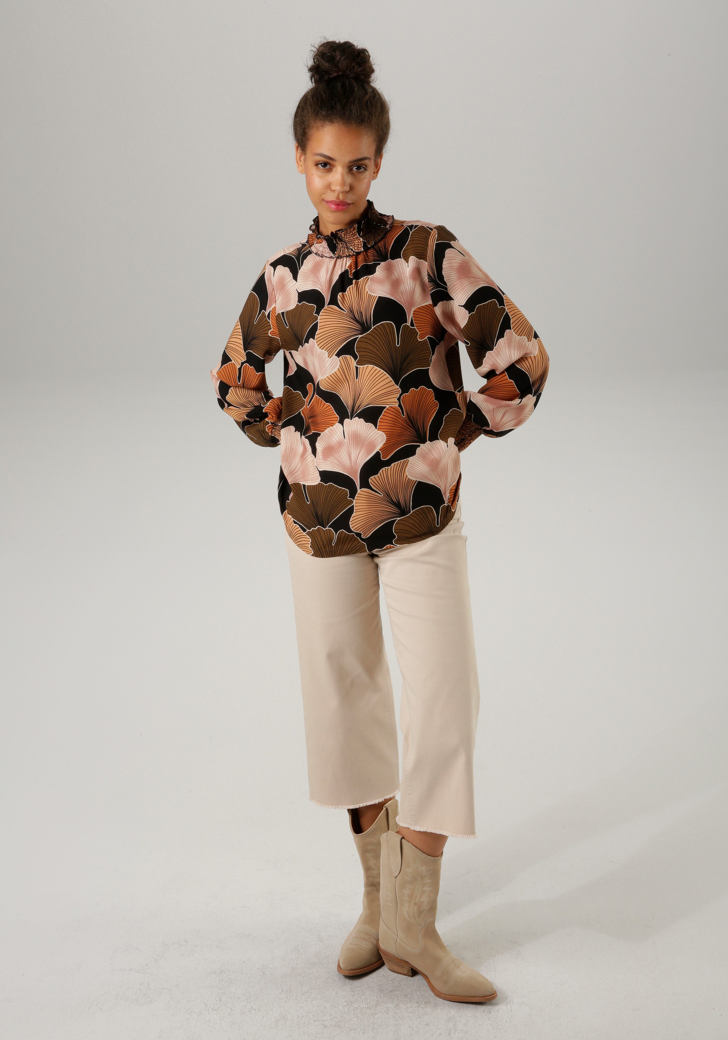 Aniston CASUAL Schlupfbluse mit erdfarbenen, großflächigen Blättern bedruckt
