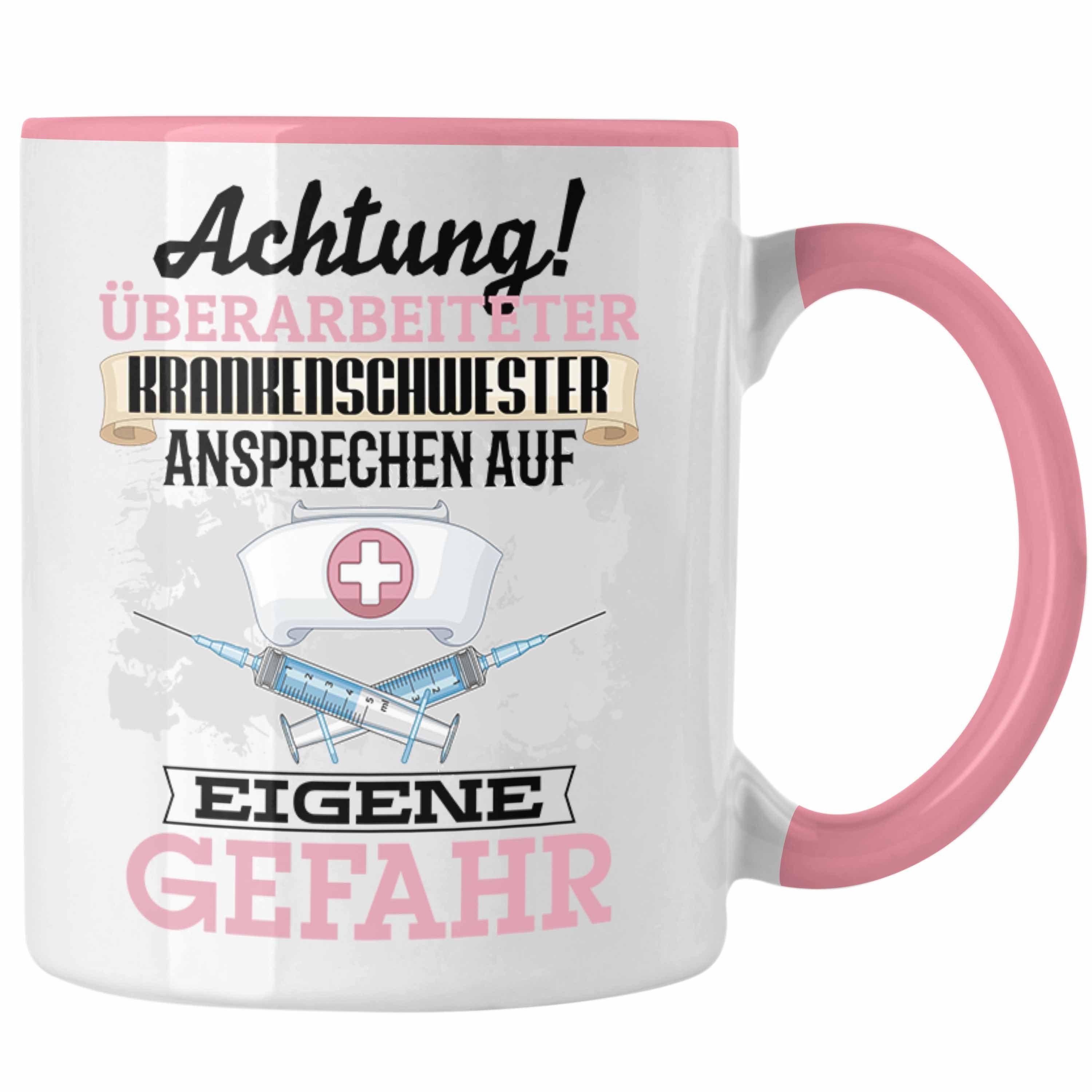 Trendation Tasse Krankenschwester Tasse Geschenk Lustiger Spruch Geschenkidee Kaffeebec Rosa