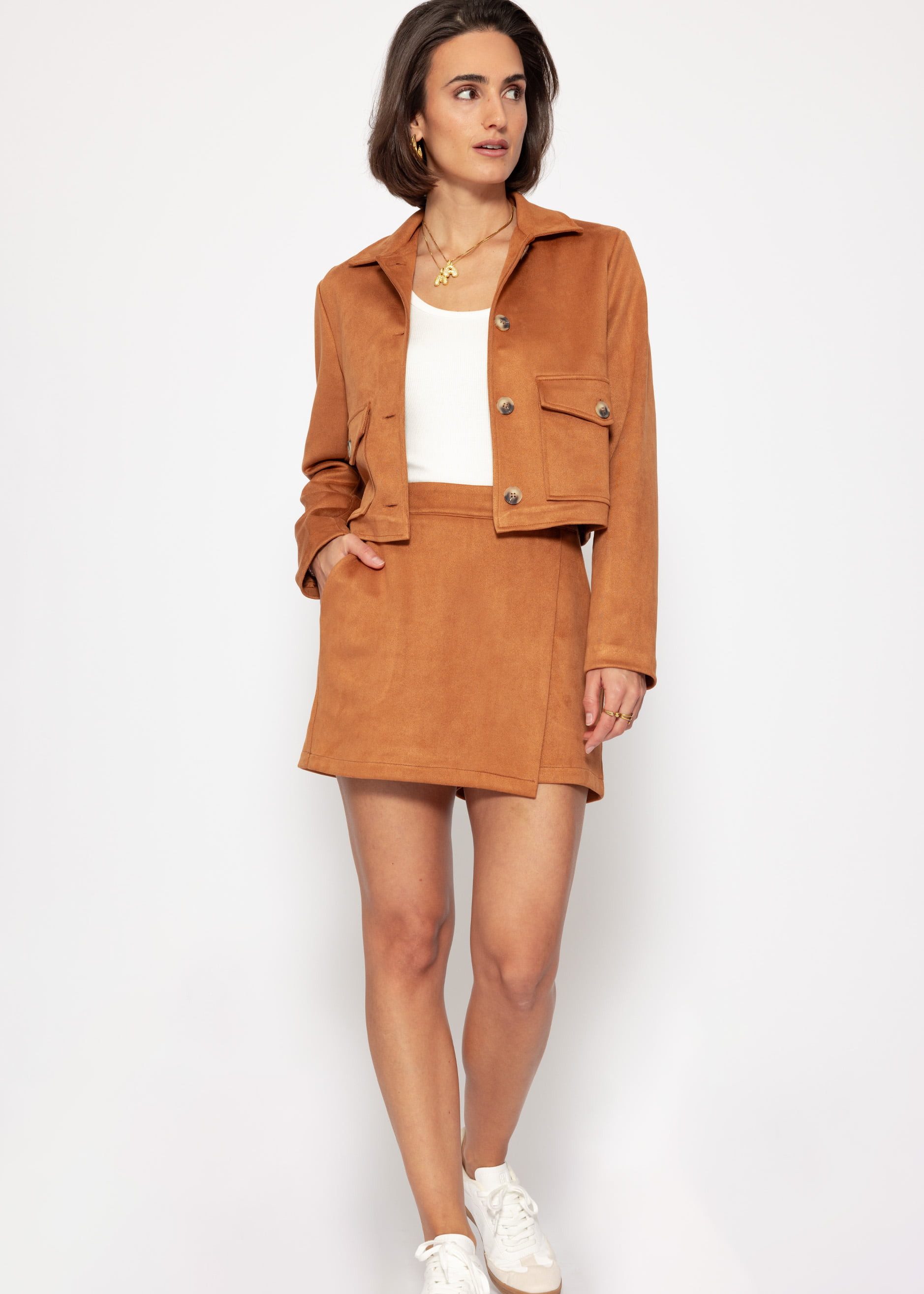 SASSYCLASSY Blusenjacke Wildleder Jacke Damen kurz mit Nahtführung Elegant Lockere Jacke in Lederimität mit aufgesetzten Taschen Beige Braun