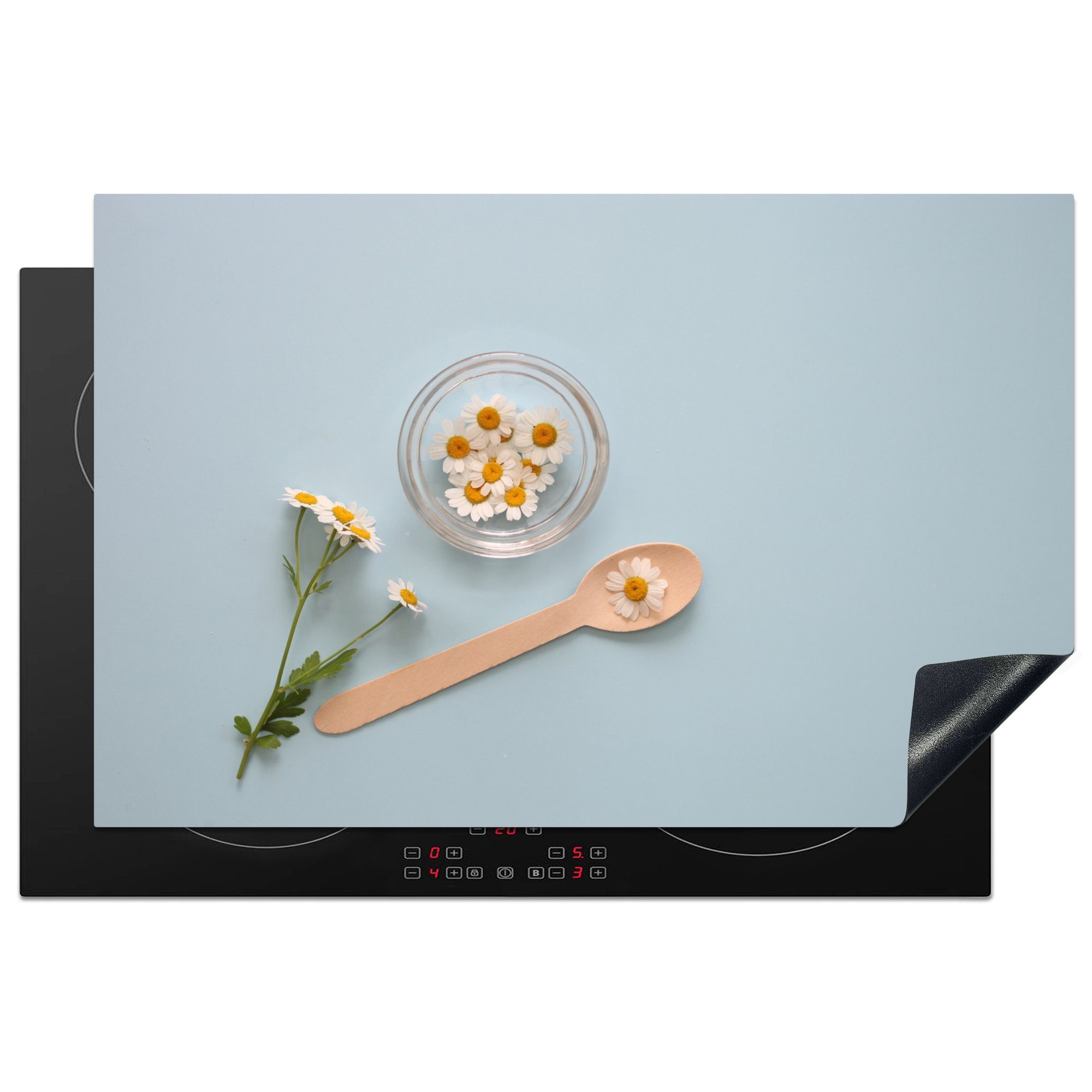 MuchoWow Herdblende-/Abdeckplatte Kamillenblüten vor einem hellblauen Hintergrund, Vinyl, (1 tlg), 81x52 cm, Induktionskochfeld Schutz für die küche, Ceranfeldabdeckung