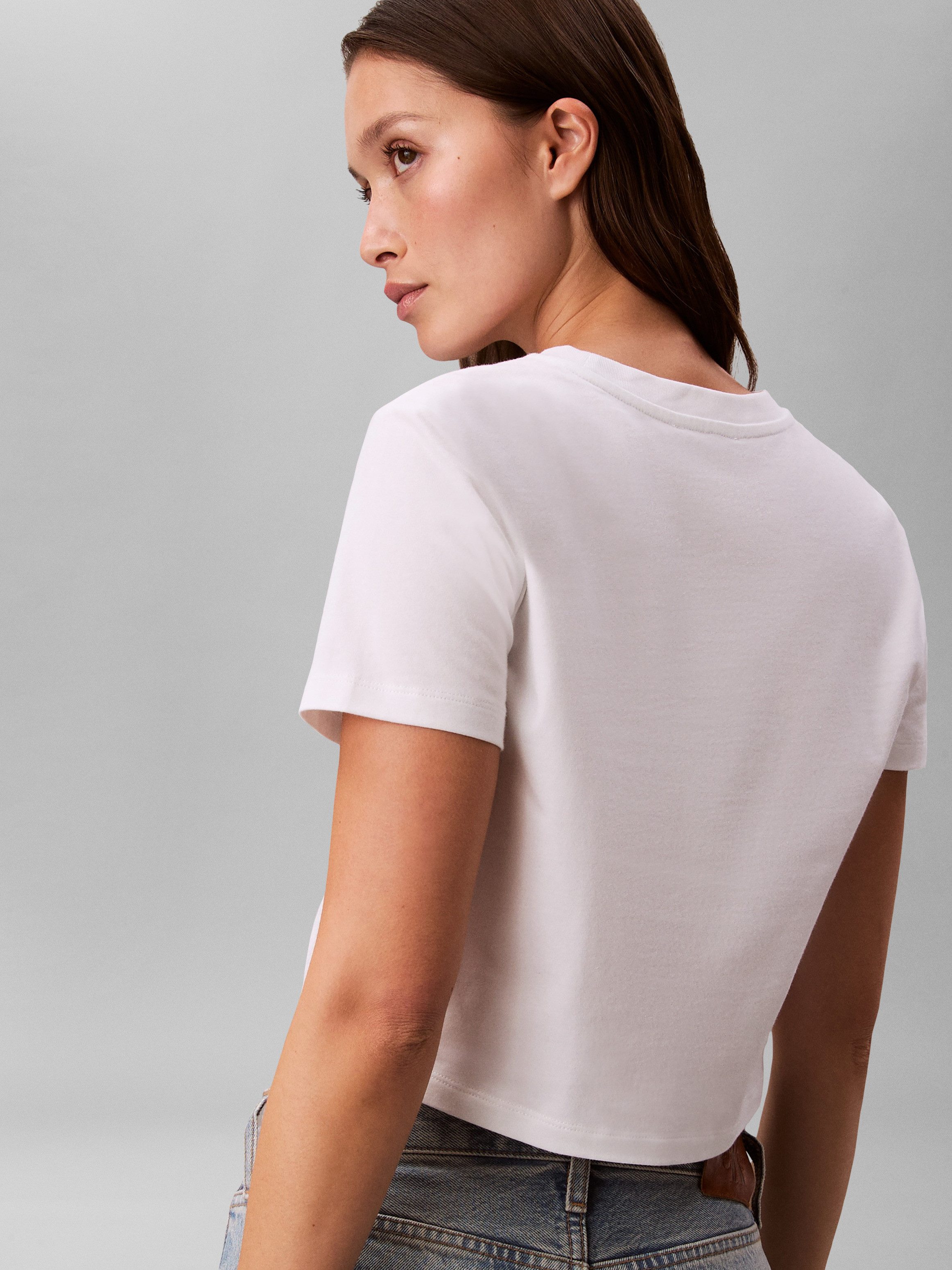 Calvin Klein Jeans T-Shirt LOGO CROPPED TEE Boxy fit mit Rundhalsausschnitt, mit Logoschriftzug – Bild 5 von 5