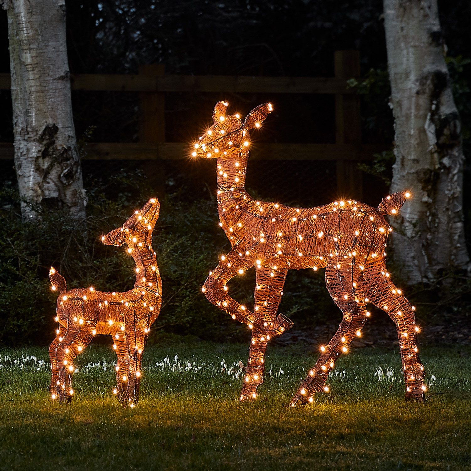 Lights4fun LED-Dekofigur 2er Set braune LED-Rentiere Hirschkuh & Rehkitz Harewood, Weihnachtsbeleuchtung, Höhe: 90cm & 60cm