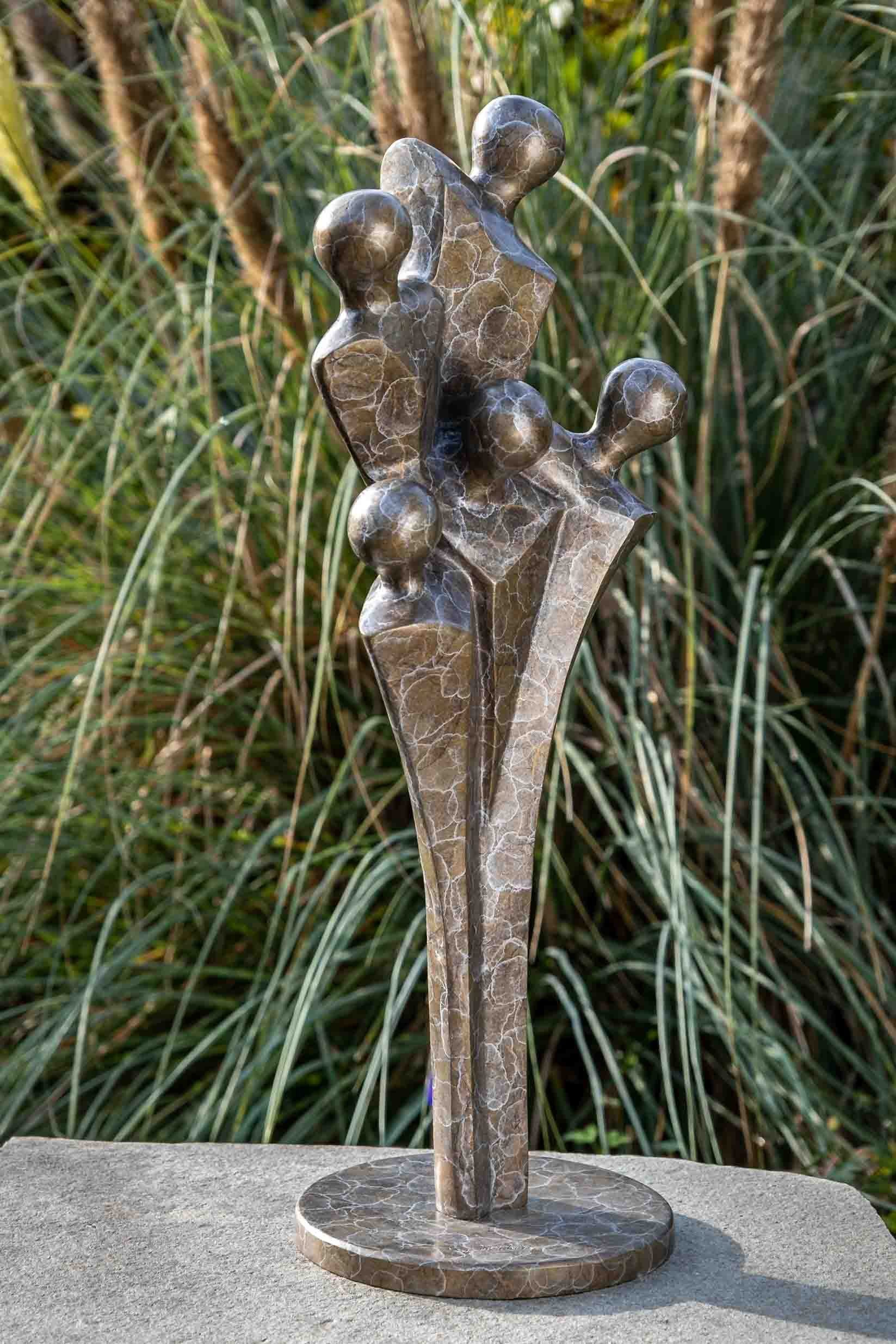 Langlebig und Bronze-Skulptur gegen sehr patiniert. witterungsbeständig Regen werden – Die IDYL Modelle Paar, robust Wachsausschmelzverfahren von in Frost, gegossen und – UV-Strahlung. – IDYL Bronze in Gartenfigur Bronze Hand Verbundenes