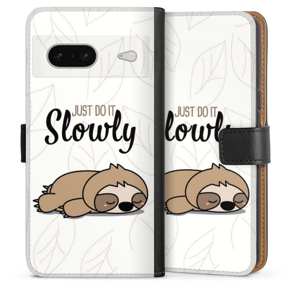 DeinDesign Handyhülle Tiere Faultier lazy sunday Just Do It Slowly Sloth, Google Pixel 7 Hülle Flip Case Klapphülle Handytasche Leder