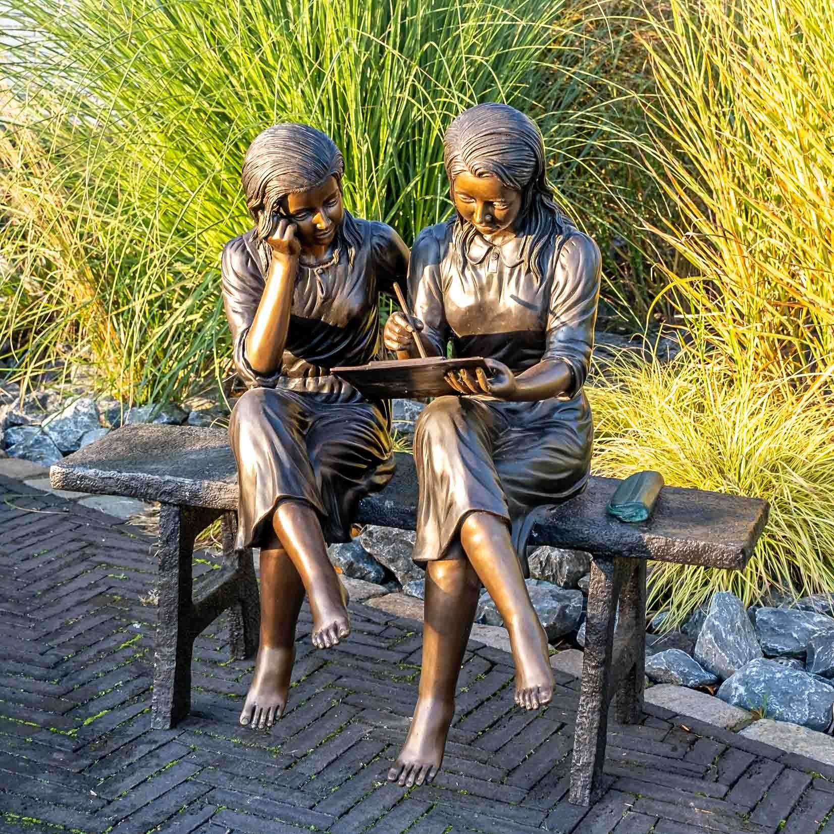 IDYL Gartenfigur IDYL Bronze-Skulptur Zwei auf Bank, Mädchen Bronze lesend einer