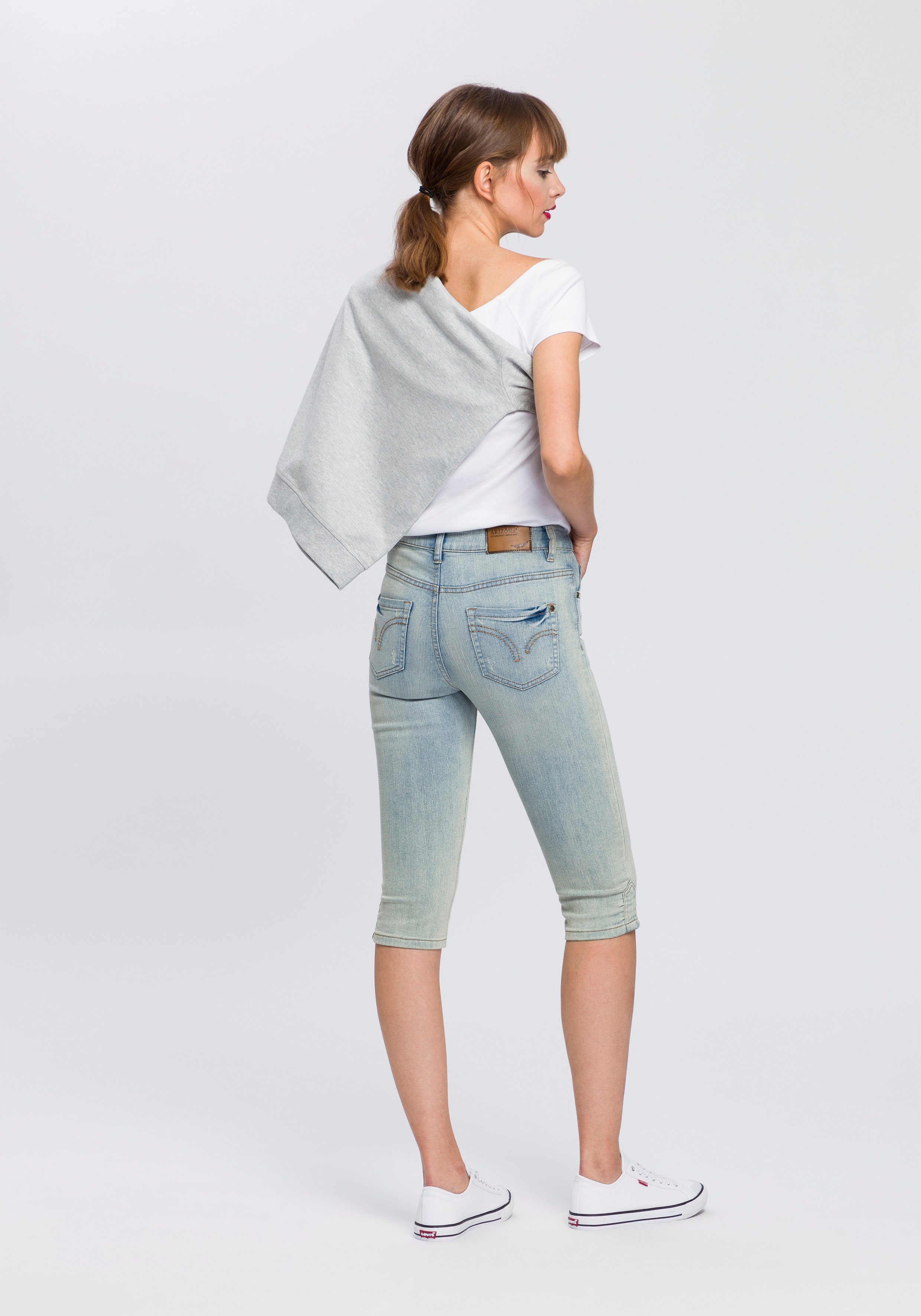 Arizona Caprijeans schmale Passform, mit Destroyed-Effekten, niedrige Leibhöhe