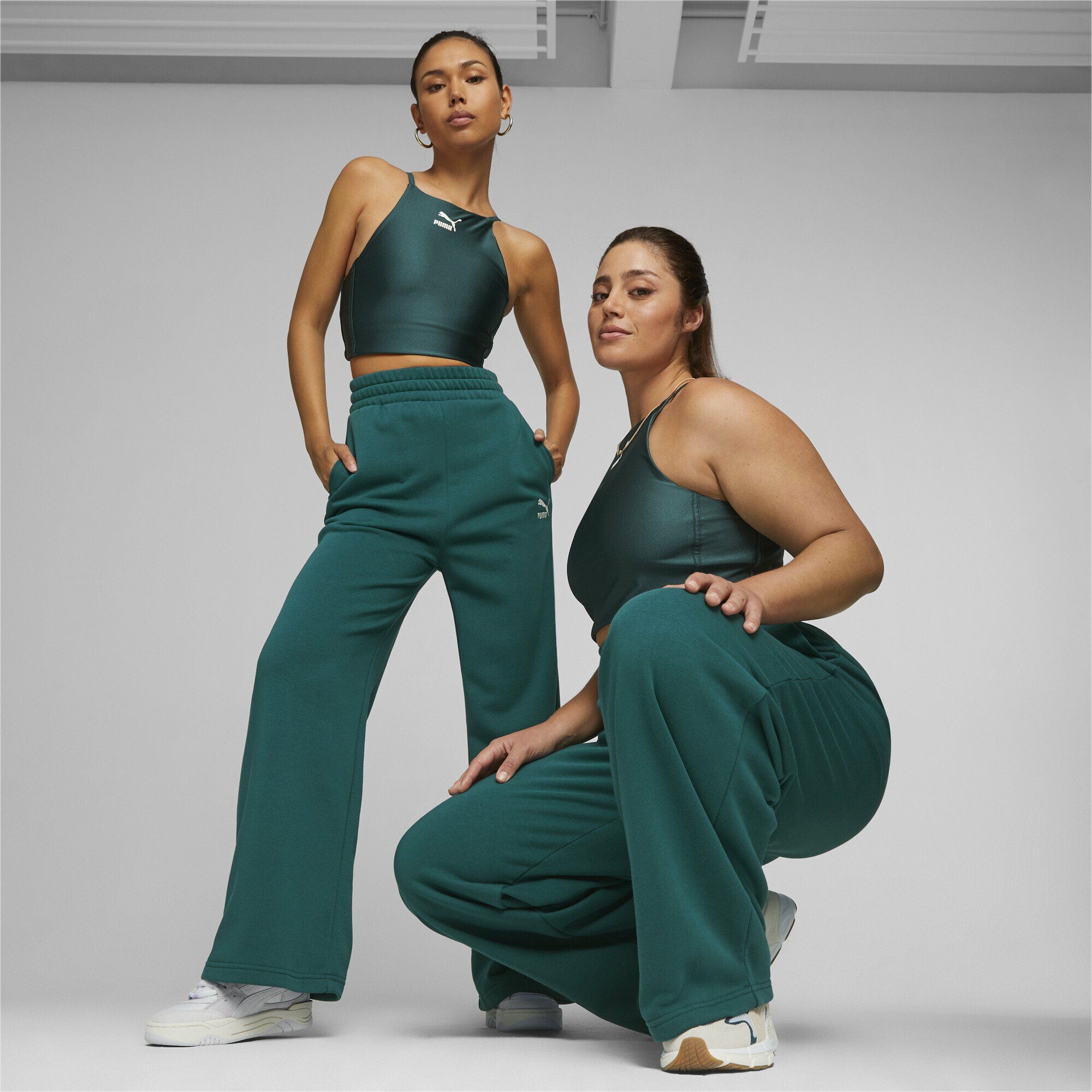 PUMA Sporthose CLASSICS Relaxed Green Malachite Jogginghose Damen