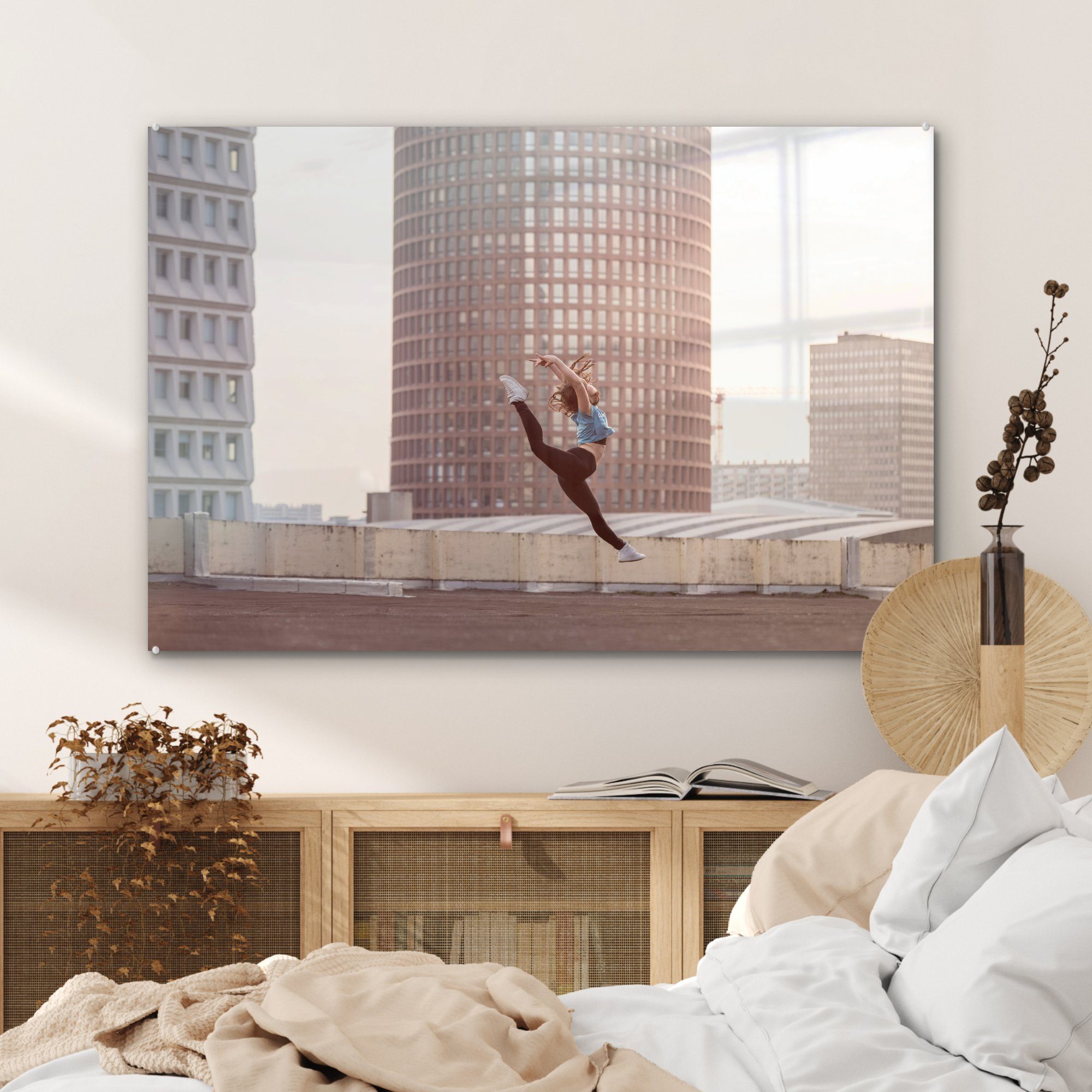 MuchoWow Acrylglasbild Tanzende eines (1 St), Dach Frau Wohnzimmer Acrylglasbilder Schlafzimmer auf dem Gebäudes, &