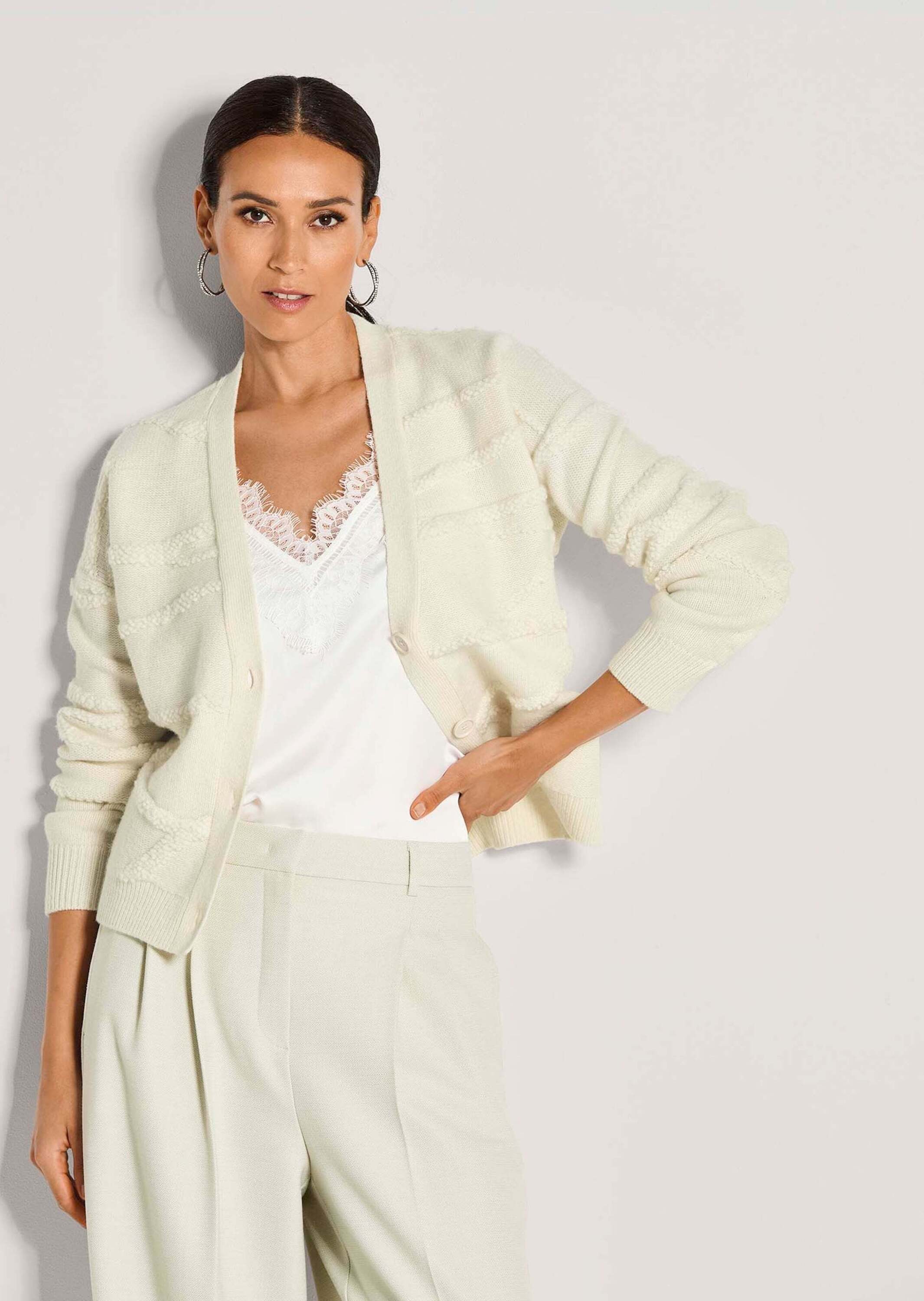 MADELEINE Strickjacke Moderne Oversized-Jacke mit V-Ausschnitt Jacke mit modernem Strickmuster, Knopfleiste und Langarm
