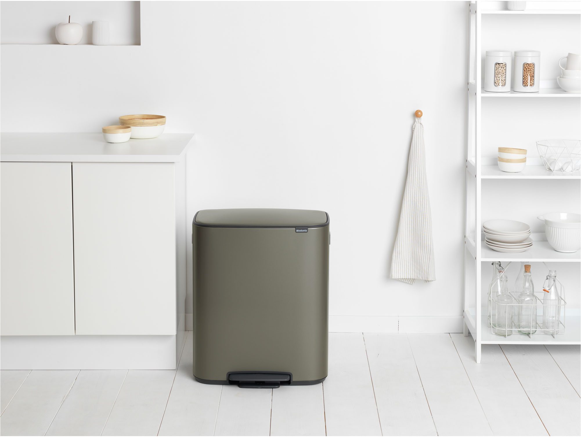 Brabantia Mülleimer Bo Treteimer, 60L, sanft schließender Deckel, mit leichter Pedalbedienung