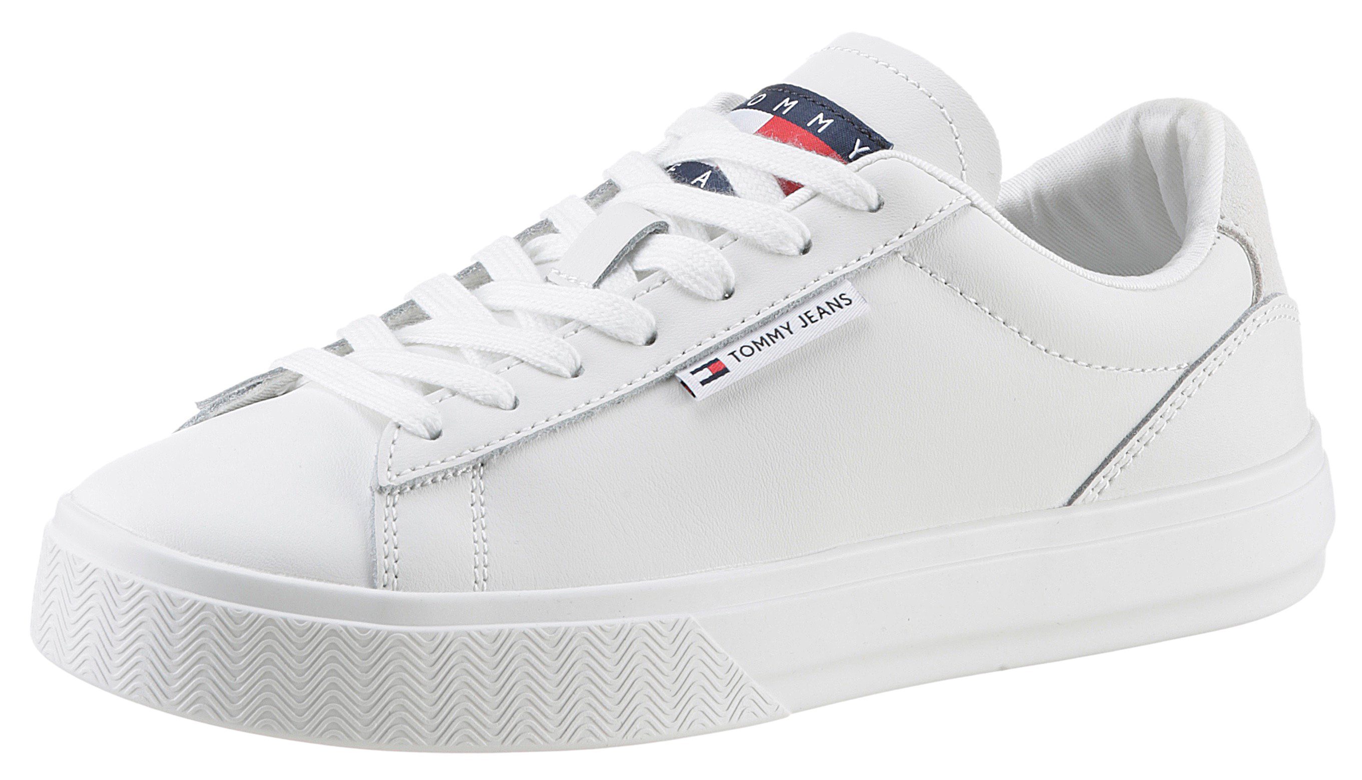 Plateausneaker Jeans Logoaufnäher an Tommy ESS ecru CUPSOLE der mit SNEAKER Zunge TJW