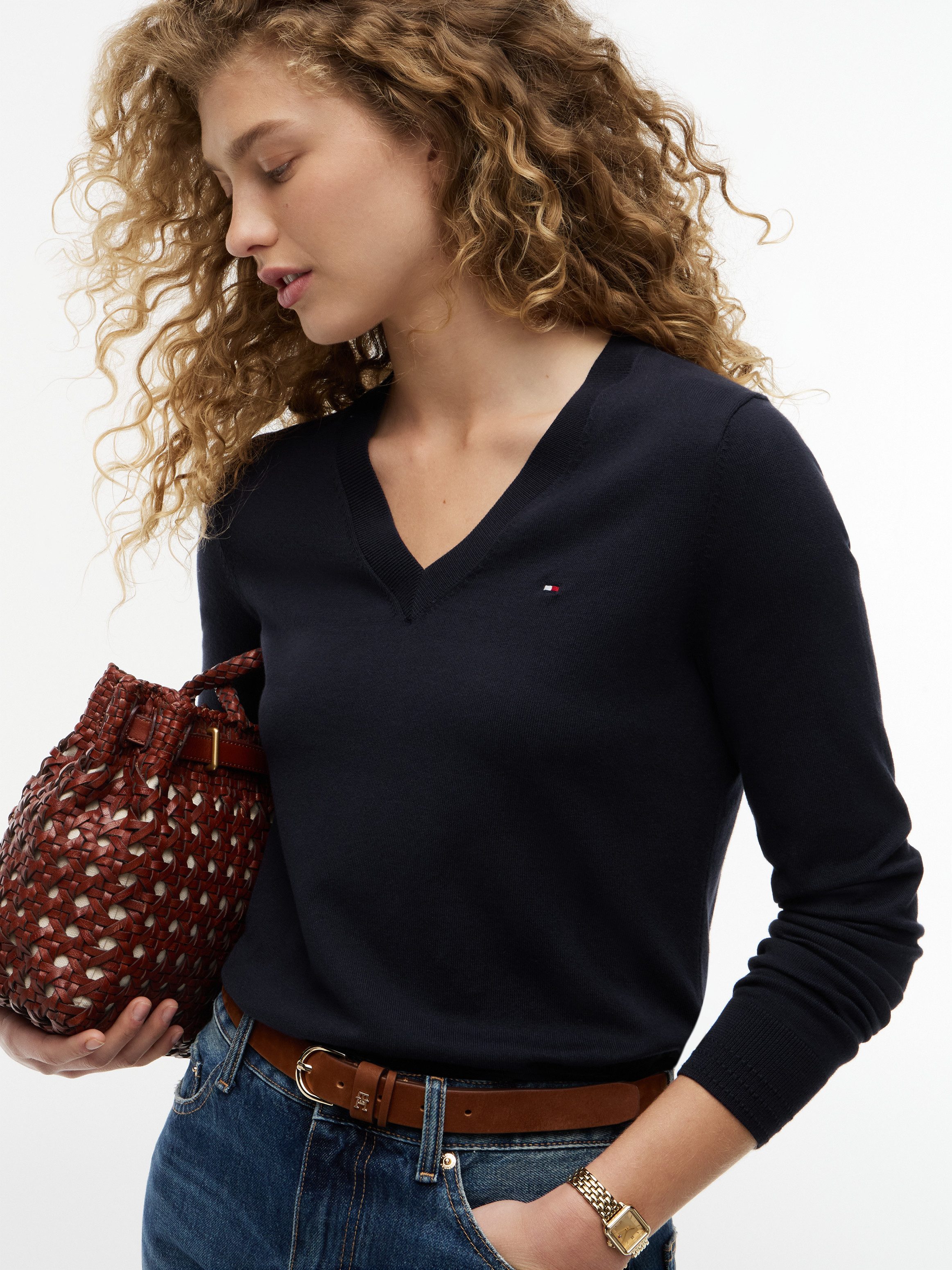 Tommy Hilfiger V-Ausschnitt-Pullover CO JERSEY STITCH V-NK SWEATER Kontrastfarbene Streifen im Ausschnitt und Logo Stickerei am Ärmel