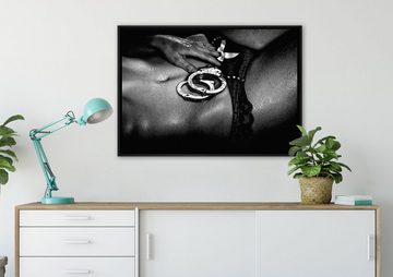 Pixxprint Leinwandbild Sexy Frau Nahaufnahme Handschellen, Monochrome, Wanddekoration (1 St), Leinwandbild fertig bespannt, in einem Schattenfugen-Bilderrahmen gefasst, inkl. Zackenaufhänger