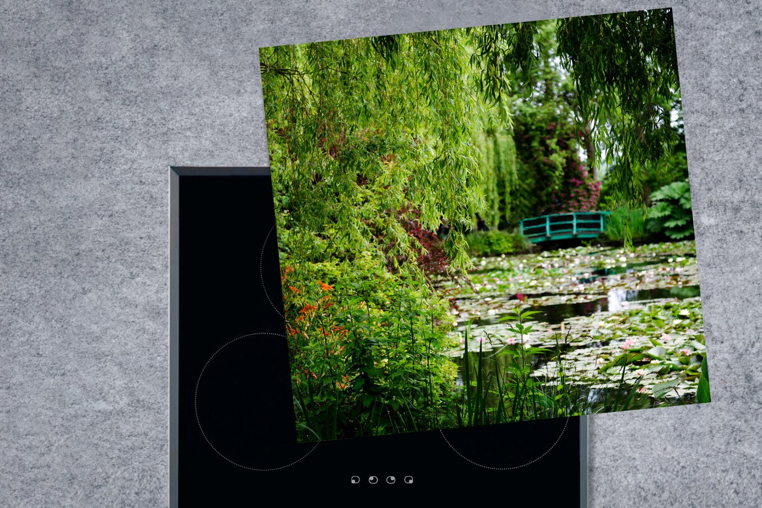MuchoWow Herdblende-/Abdeckplatte Japanische an (1 Arbeitsplatte für Ceranfeldabdeckung, cm, küche im Vinyl, von Grünbrücke 78x78 in, tlg), einem Garten Sommertag Monet