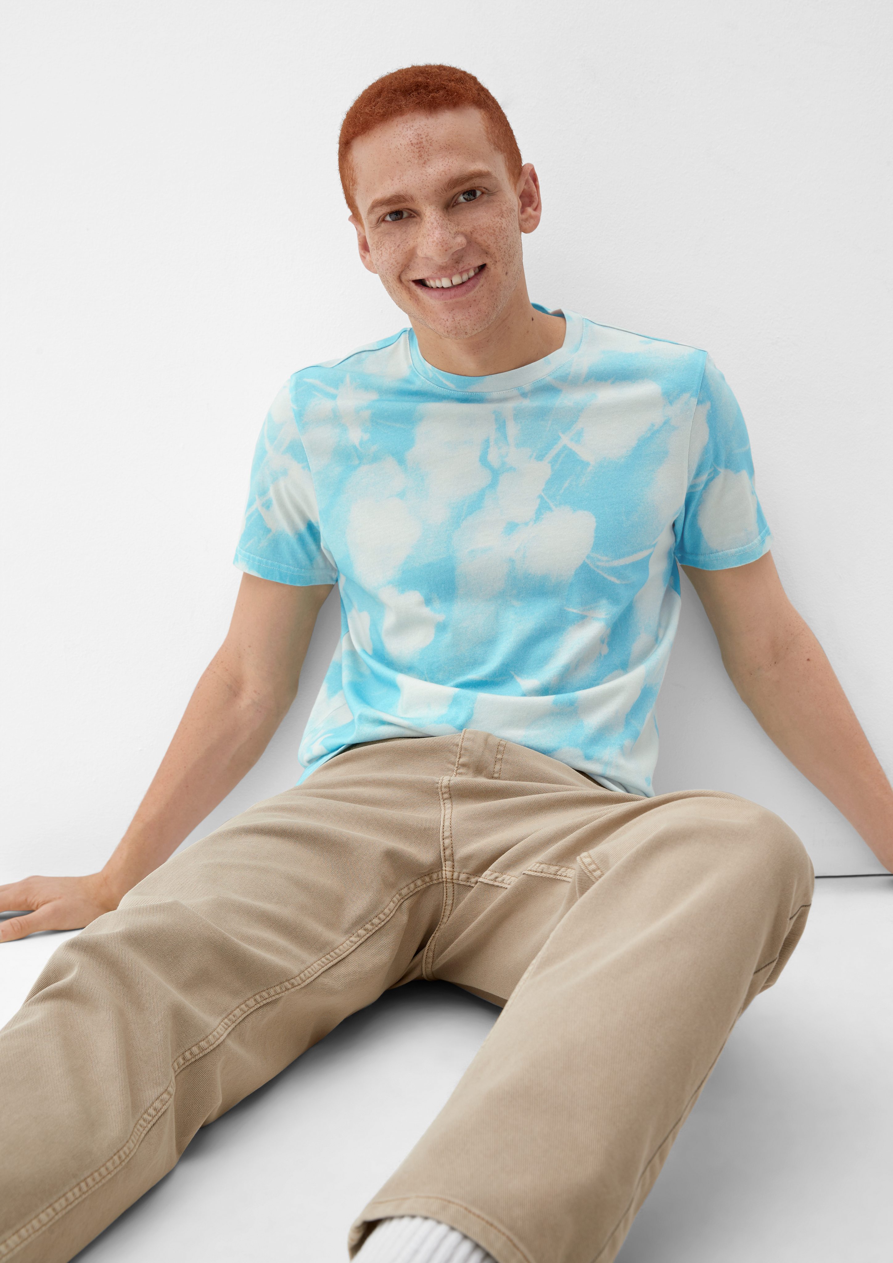 QS Kurzarmshirt T-Shirt mit Allover-Print Label-Patch türkis