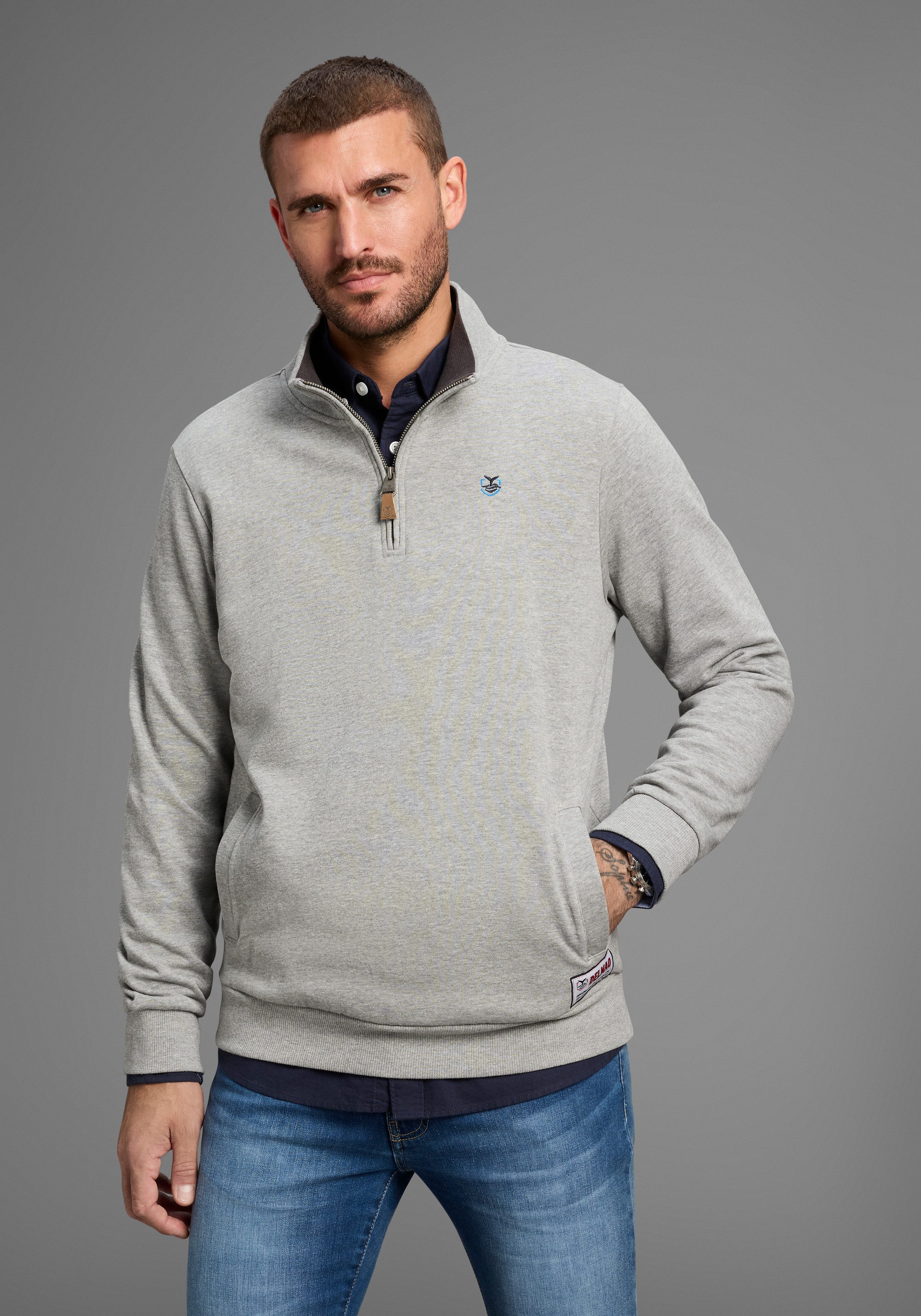 DELMAO Sweatshirt mit Henley Kragen und Seitentaschen - NEUE KOLLEKTION günstig online kaufen