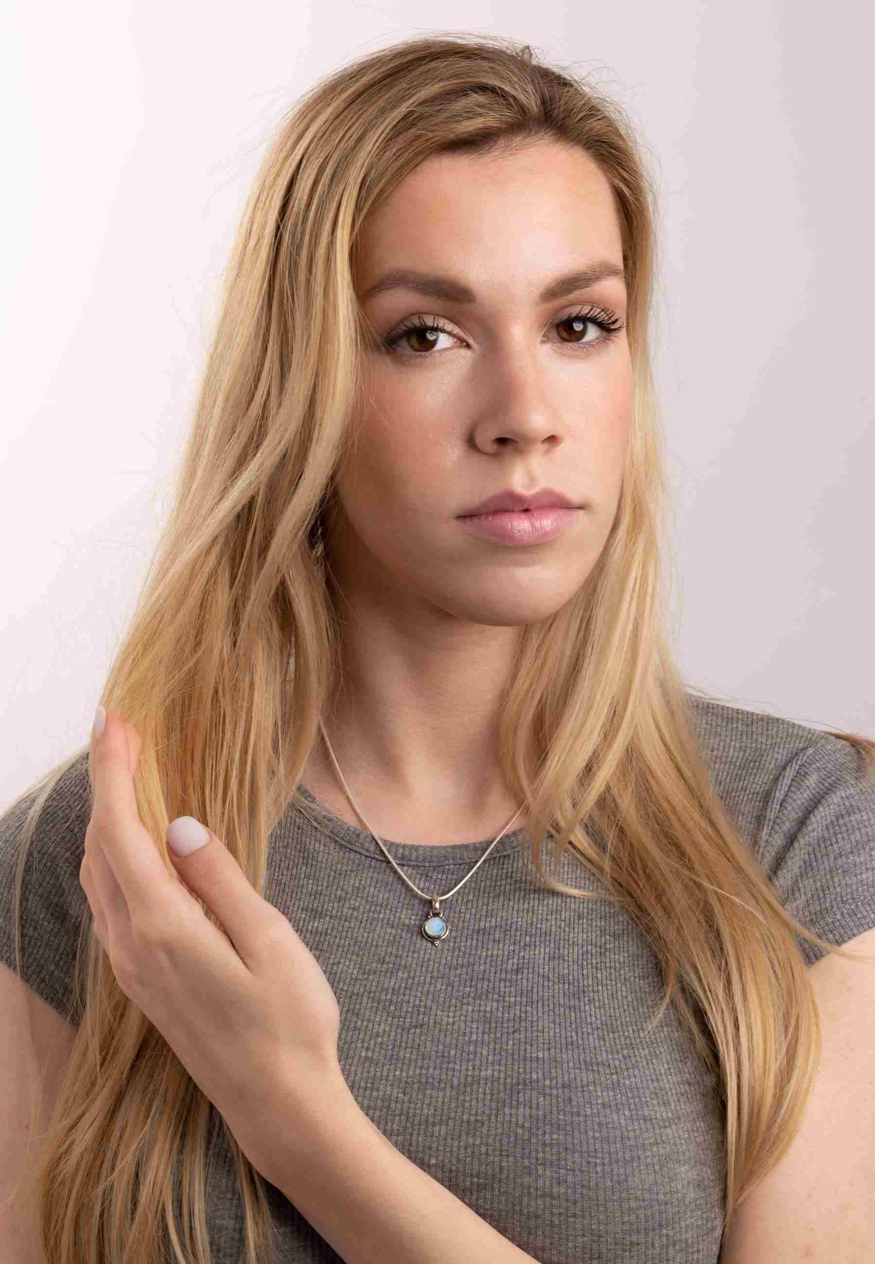 mantraroma Kette mit Anhänger PIARA aus 925 Silber mit Regenbogen Mondstein günstig online kaufen