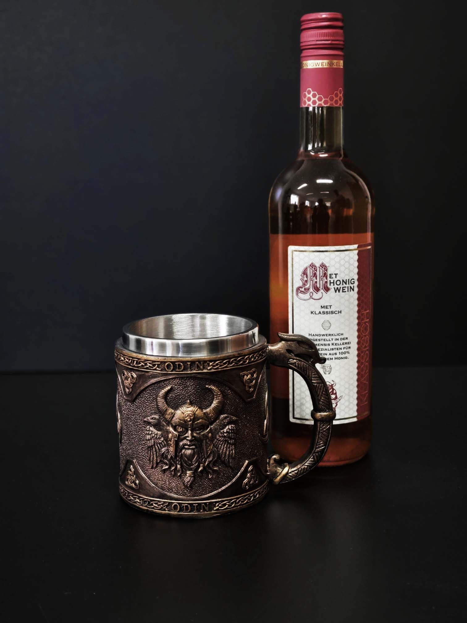 MystiCalls Bierkrug Geschenkset Krug Odin inklusive Honigwein Wikinger Met Wikingertrunk, Polyresin, Mit Herausnehmbaren Metalleinsatz