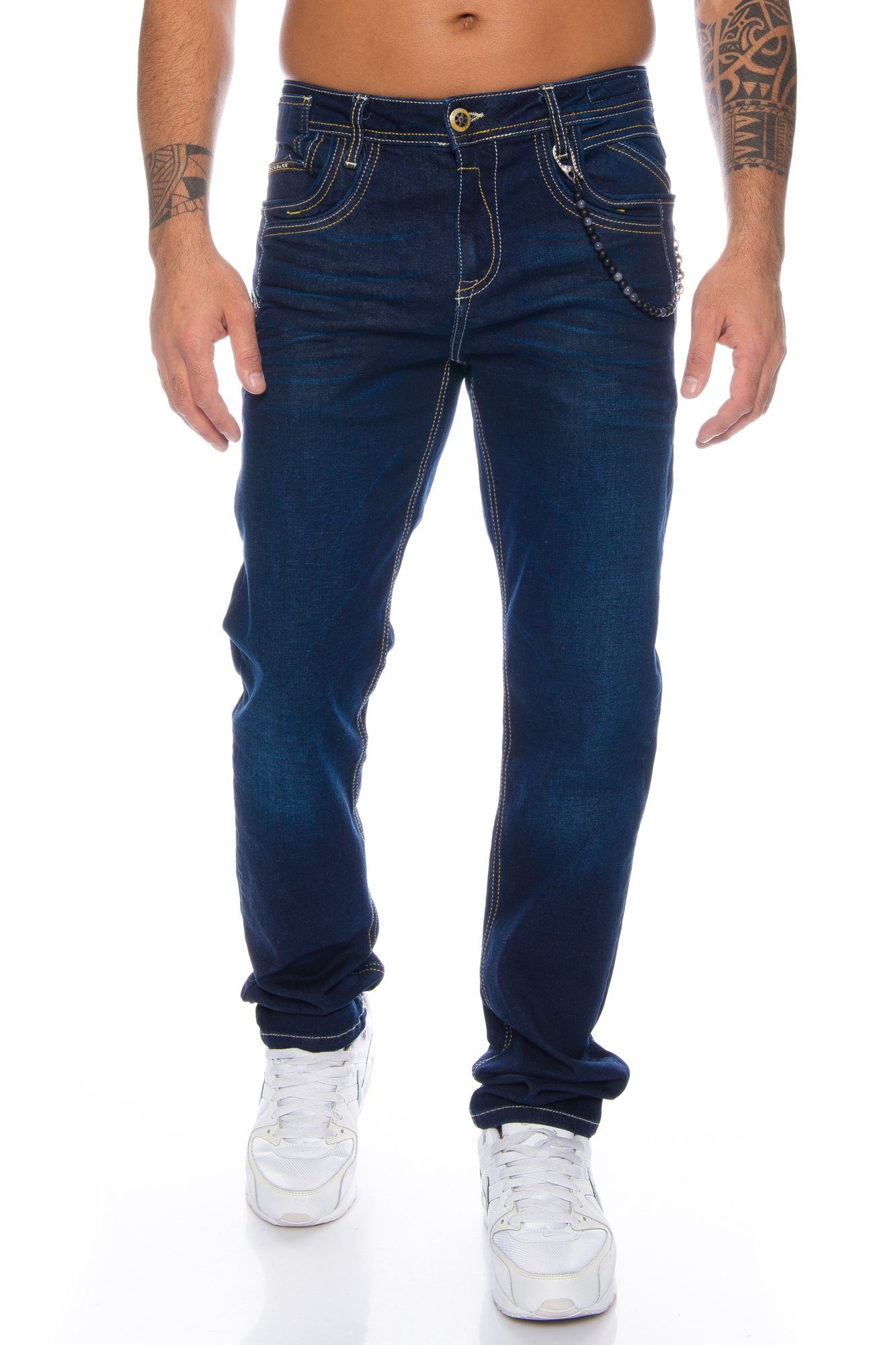Cipo & Baxx Regular-fit-Jeans Herren Jeans Hose mit stylischem Design und Accessoire Kette Dezente Kontrastnähte und hochwertiger Tragekomfort | Stretchjeans