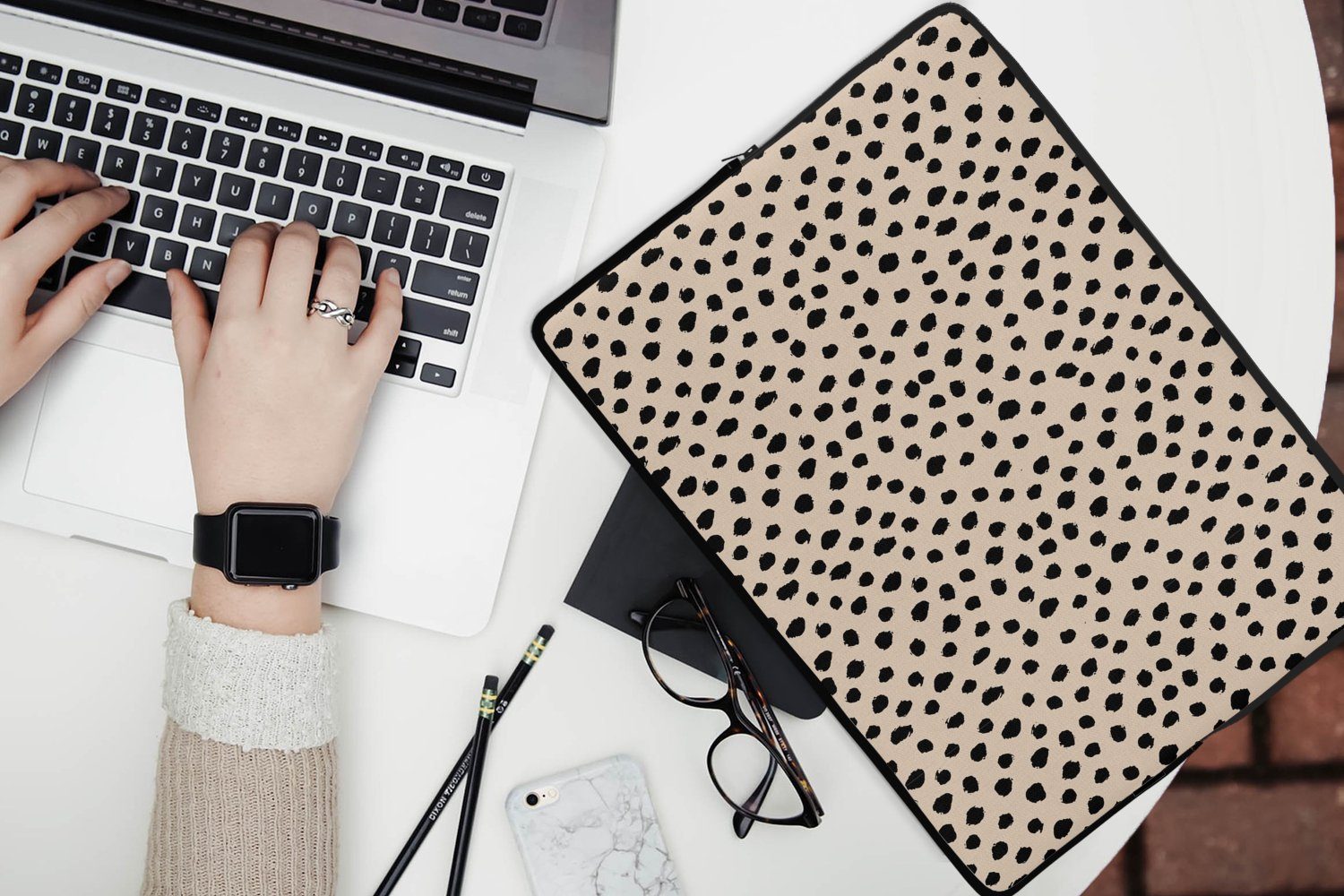 MuchoWow Laptop-Hülle Beige - Tupfen - Muster - Schwarz 13.3 Zoll, Laptopsleeve, weiches Innenfutter zum Schutz Kratzern, Laptoptasche