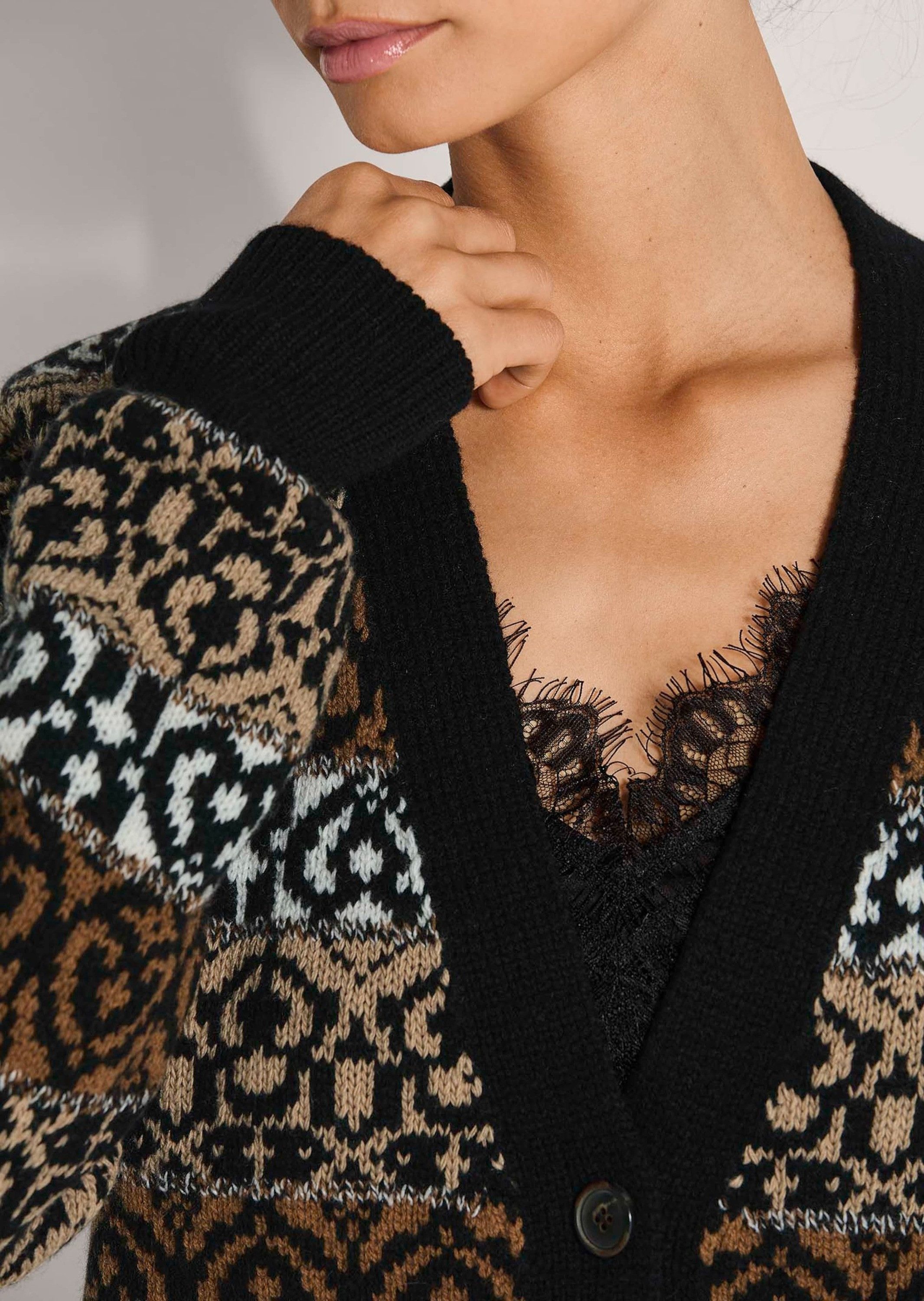 MADELEINE Strickjacke Luxuriöse Jacquard-Strickjacke mit V-Ausschnitt Elegante Kurzjacke mit Knopfleiste und Langarm