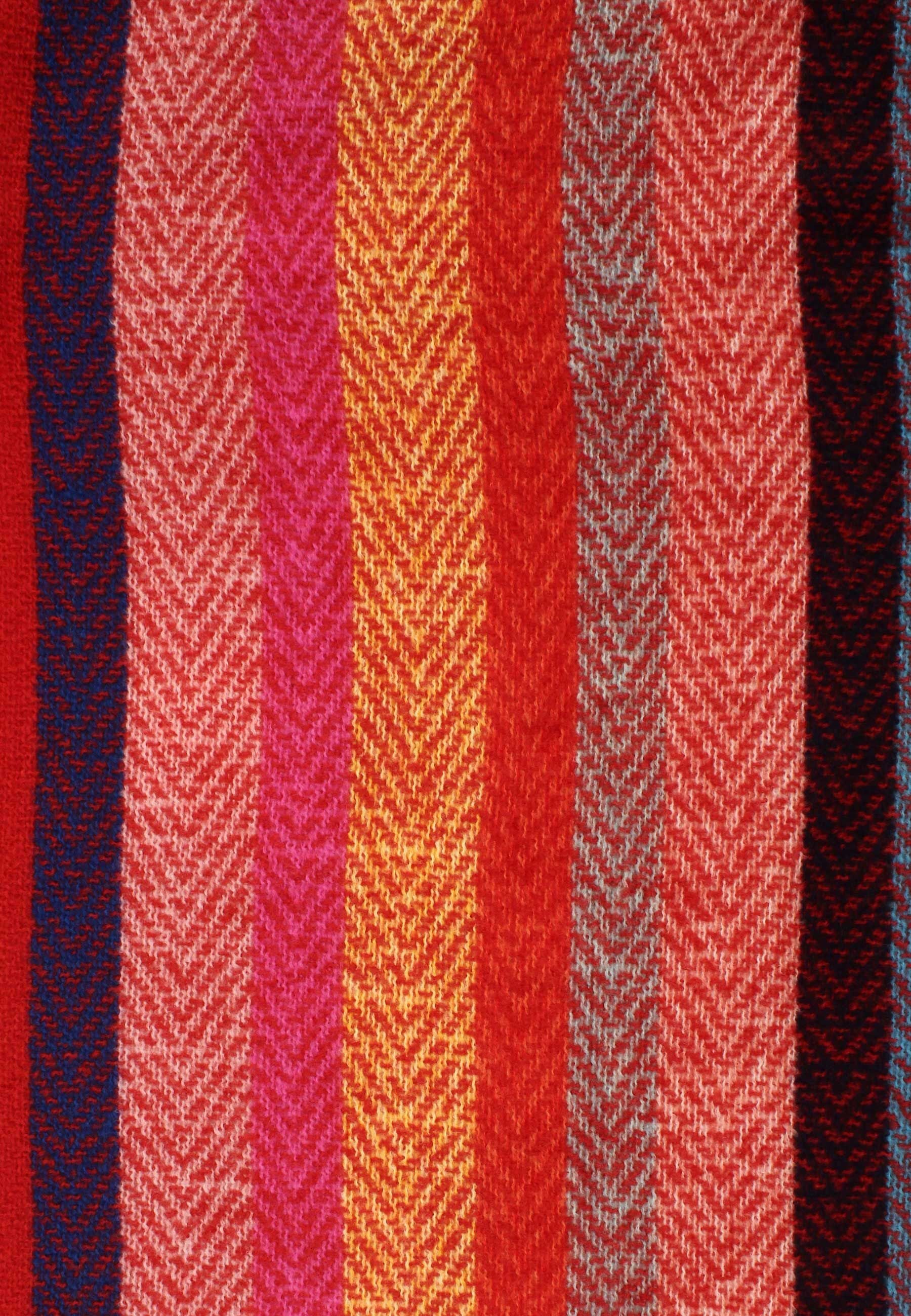 Samaya Modeschal Simmon, mit Fischgratmuster und bunten Fransen