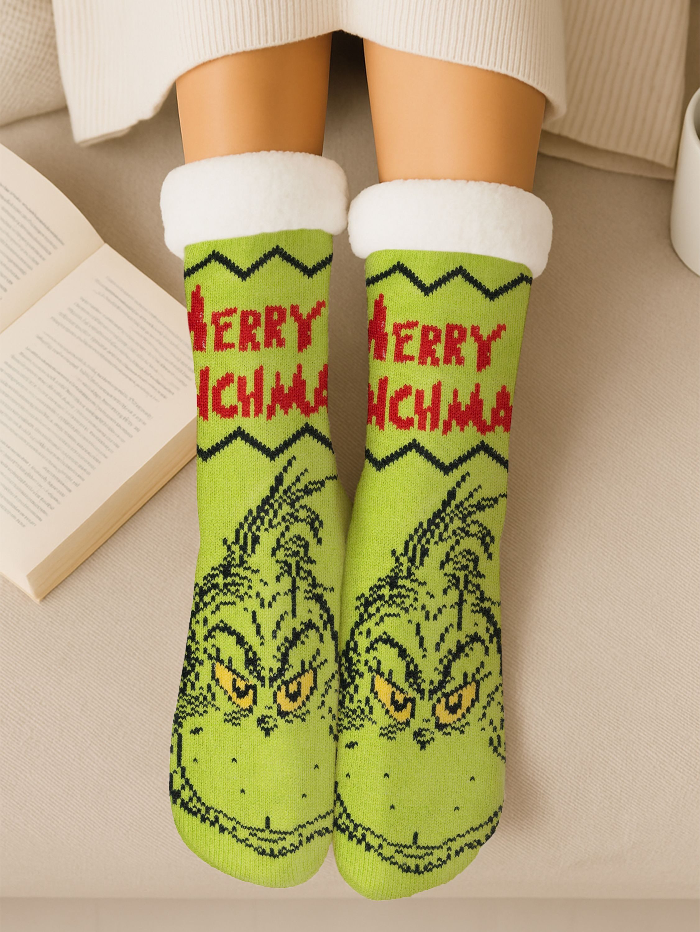 United Labels® Haussocken The Grinch Hüttensocken Merry Grinchmas Haussocken Kuschelsocken