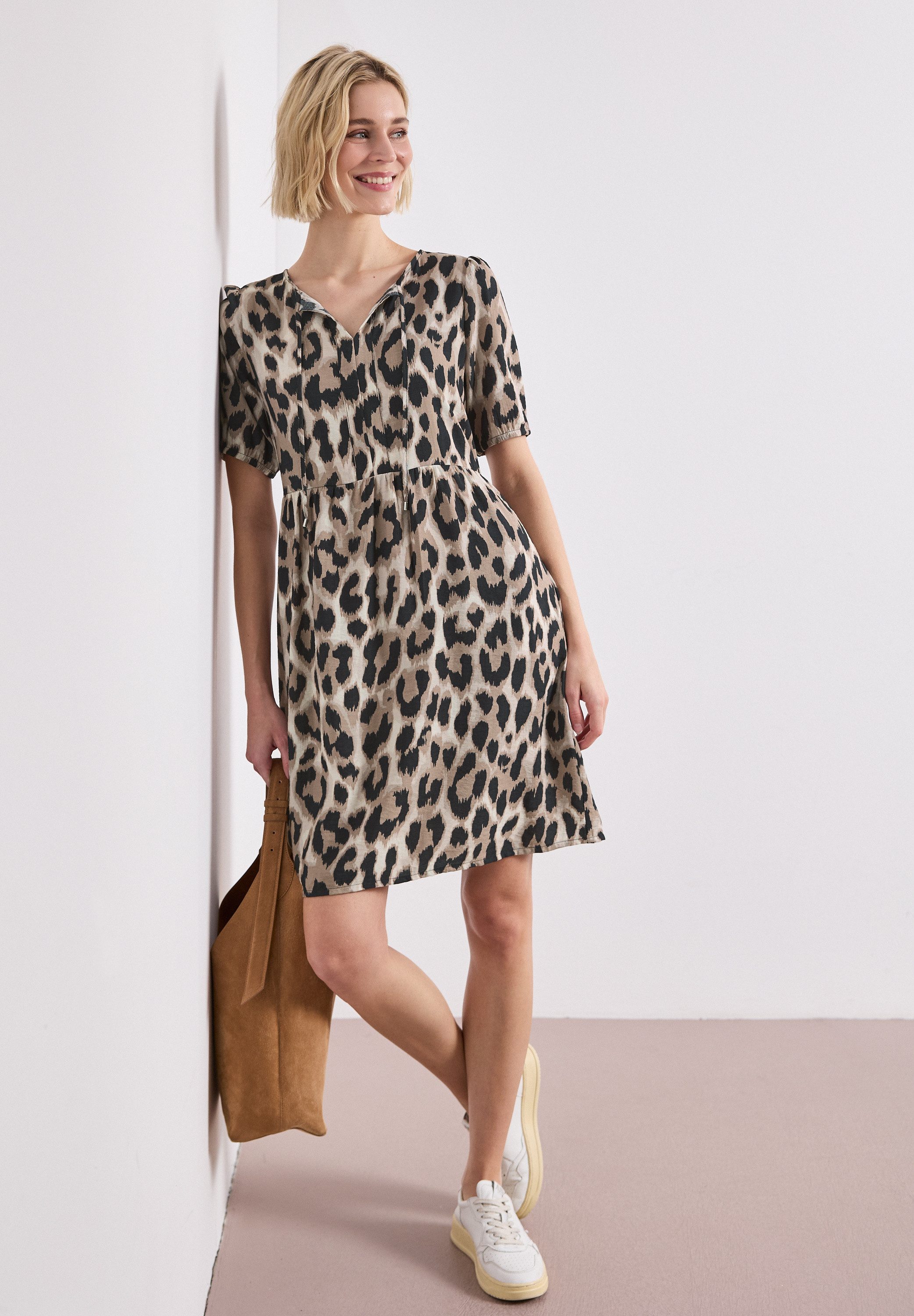 STREET ONE Sommerkleid Sommerkleid mit Split Neck und Allover-Print/Blätter-Design