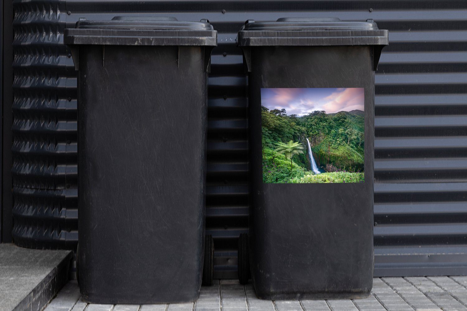 Mülltonne, Wasserfall einen Rica Regenwald (1 auf Blick Costa fantastischen in Sticker, Wandsticker Mülleimer-aufkleber, im Abfalbehälter Container, St), MuchoWow