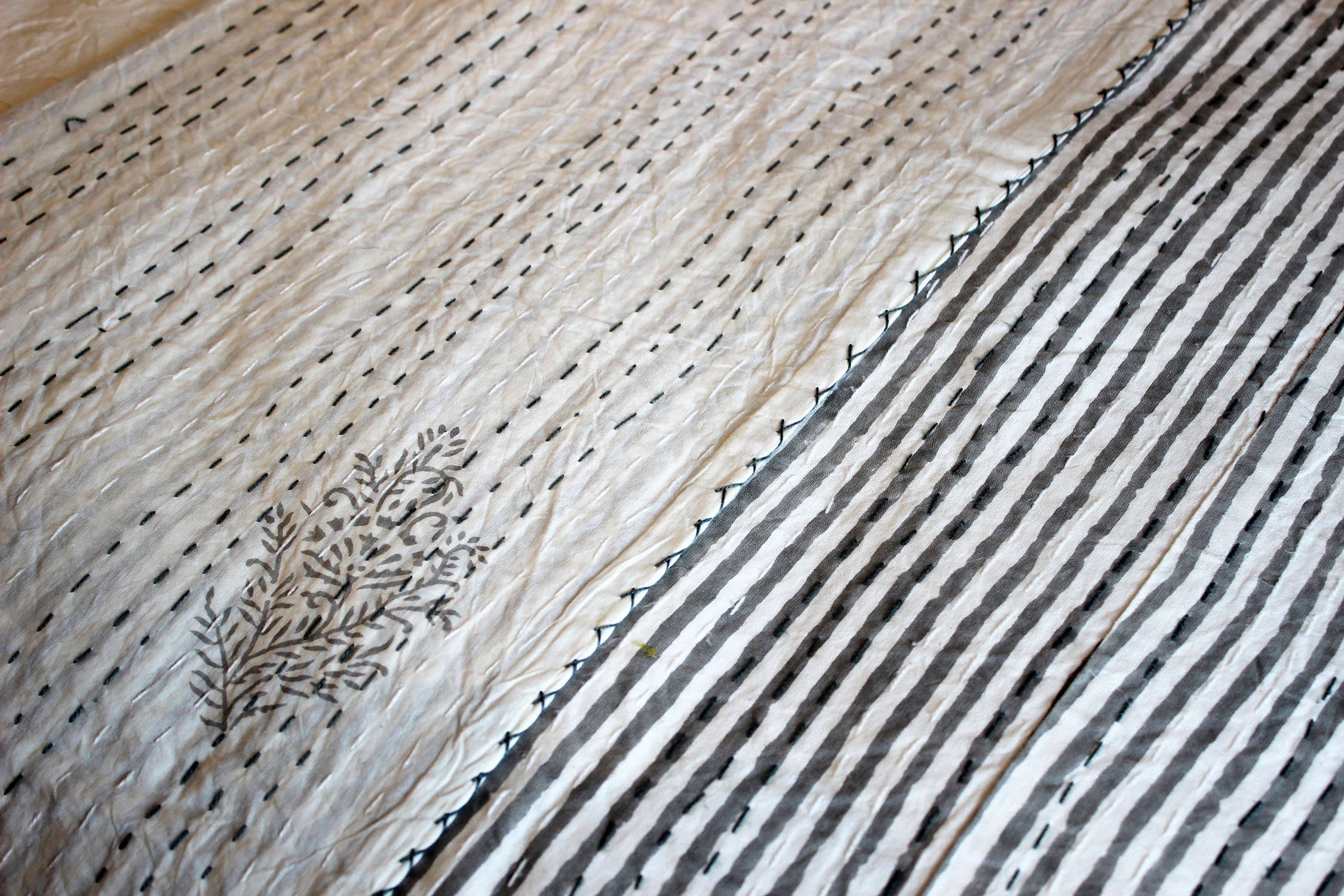 Indradanush Tagesdecke Tagesdecke Bettüberwurf Blockprint grau weiß gestreift, auch als Tischdecke, extra groß 170 x 270 cm