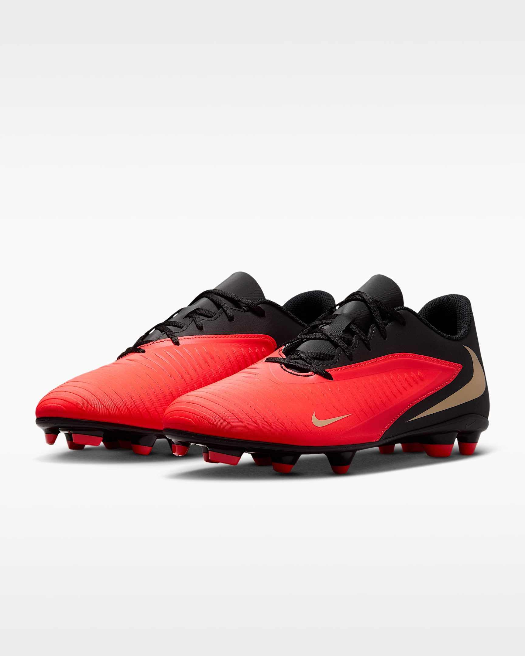Nike Phantom 6 Low Club Fußballschuh Außensohle für Rasen & Kunstrasen und feste Böden