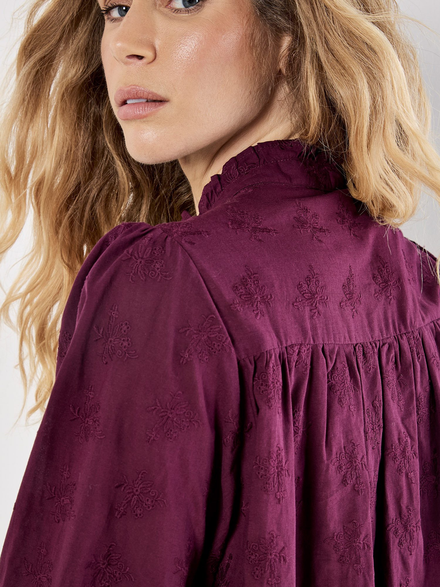 Apricot Langarmbluse Blumenbesticktes Hemd in legerer Passform günstig online kaufen