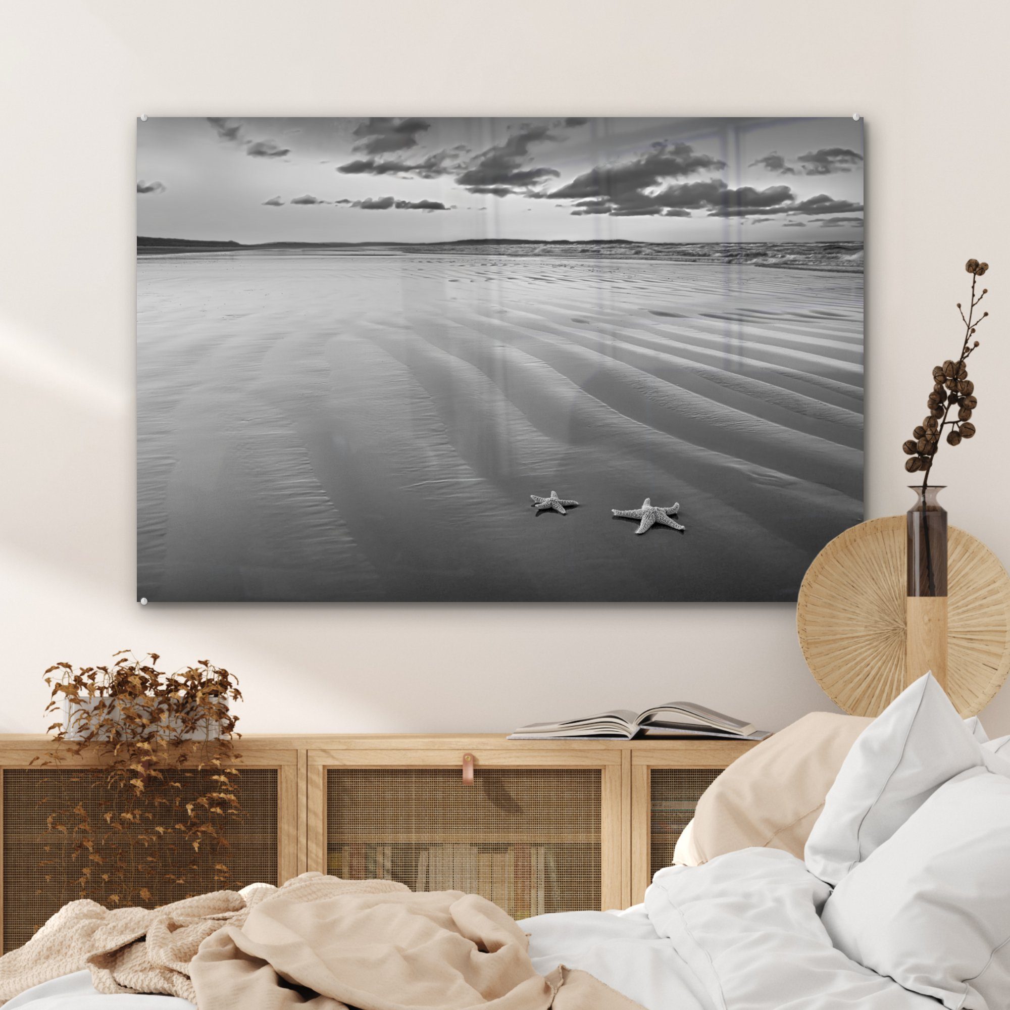 MuchoWow Acrylglasbild Ein kleiner und St), Sonnenaufgang großer -, am bei Acrylglasbilder Schlafzimmer Wohnzimmer ein Seestern Strand (1 &