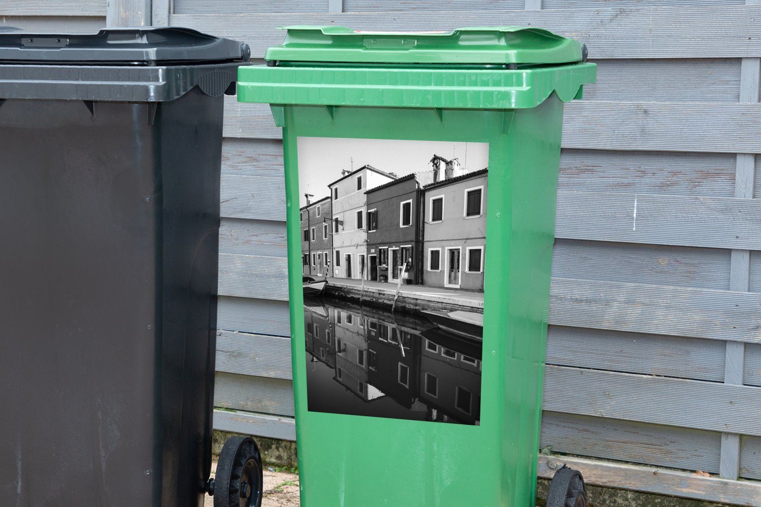 MuchoWow Wandsticker - Mülleimer-aufkleber, St), (1 Weiß Container, - Sticker, Mülltonne, Häuser Italien Abfalbehälter Schwarz 
