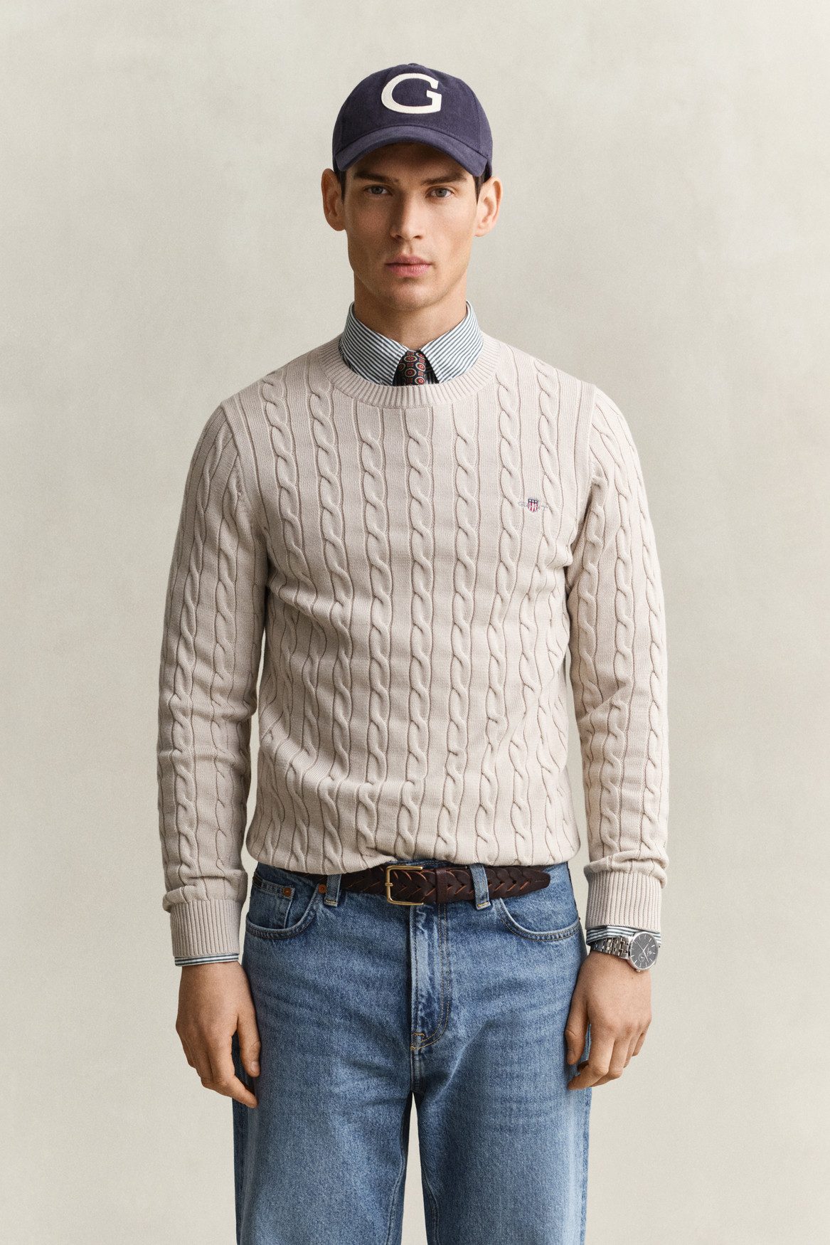 Gant Strickpullover COTTON CABLE C-NECK mit Wappen-Logostickerei auf der Brust