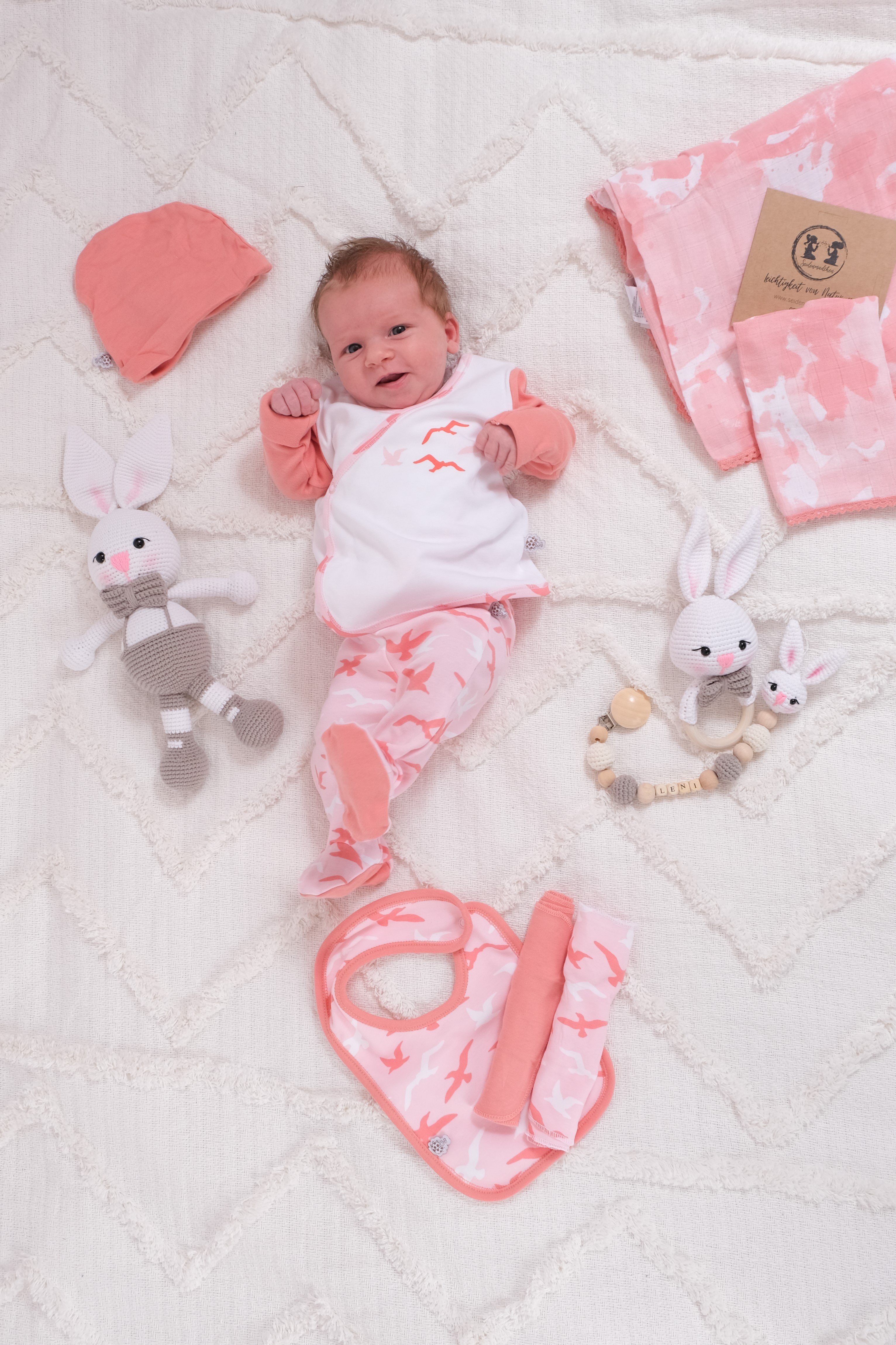 (5-teilig) weiß-rosa Lätzchen, Baumwolle Mütze, Ecocotton Jacke, TURNA Bio-Baumwolle (Set, süßem Design mit 100% Spucktuch) Erstausstattungspaket Baby Bio Hose, Erstausstattungsset